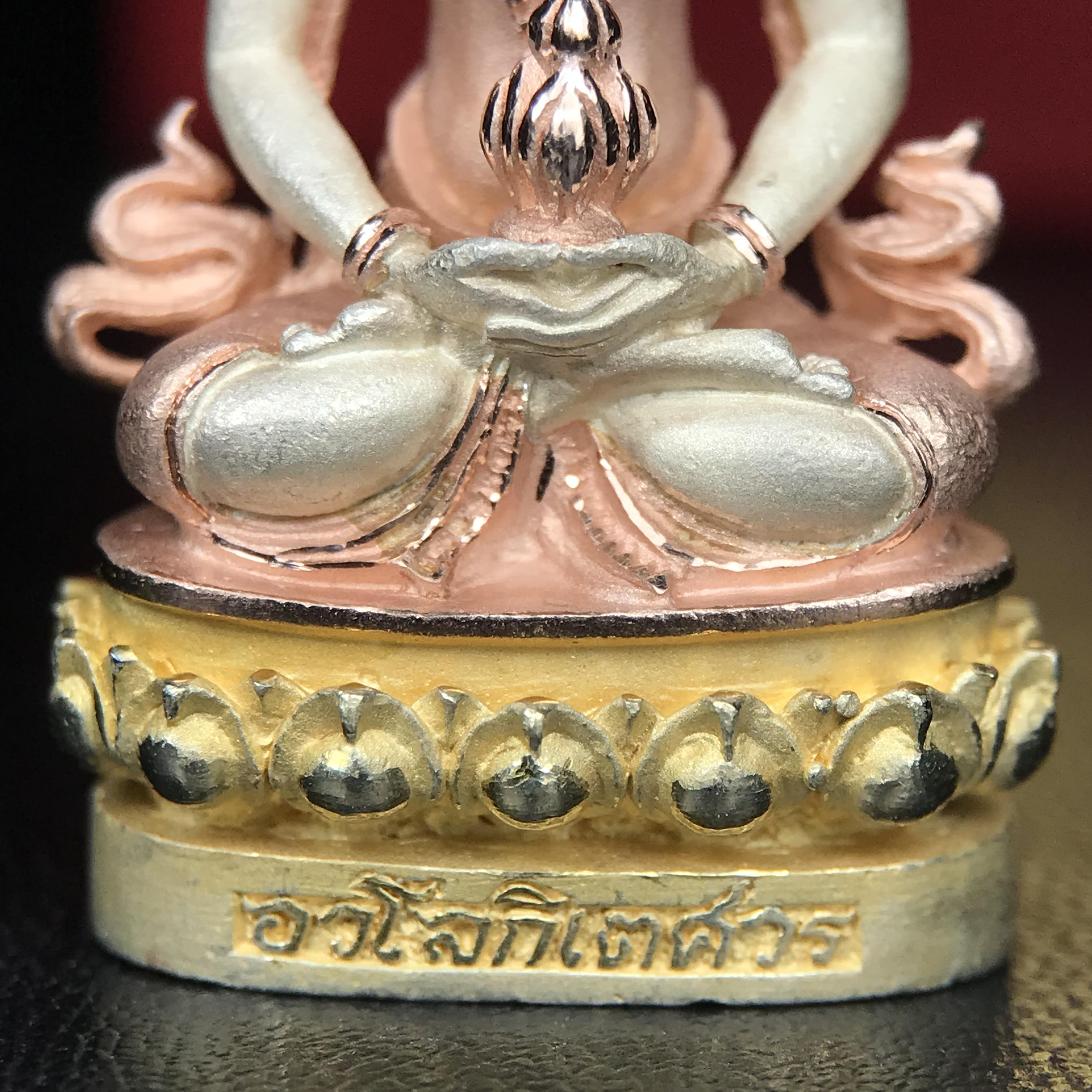 พระกริ่งอวโลกิเตศวร ( เจ้าแม่กวนอิม ) วัดโพธิ์แมนคุณาราม รุ่นอุดมโภคทรัพย์ พ.ศ.2539 เนื้อเงิน 3 กษัตริย์ ผิวสวยเดิมพร้อมกล่องบรรจุเดิม (อีกหนึ่งรุ่นยอดนิยม พุทธศิลป์สวยงดงาม)