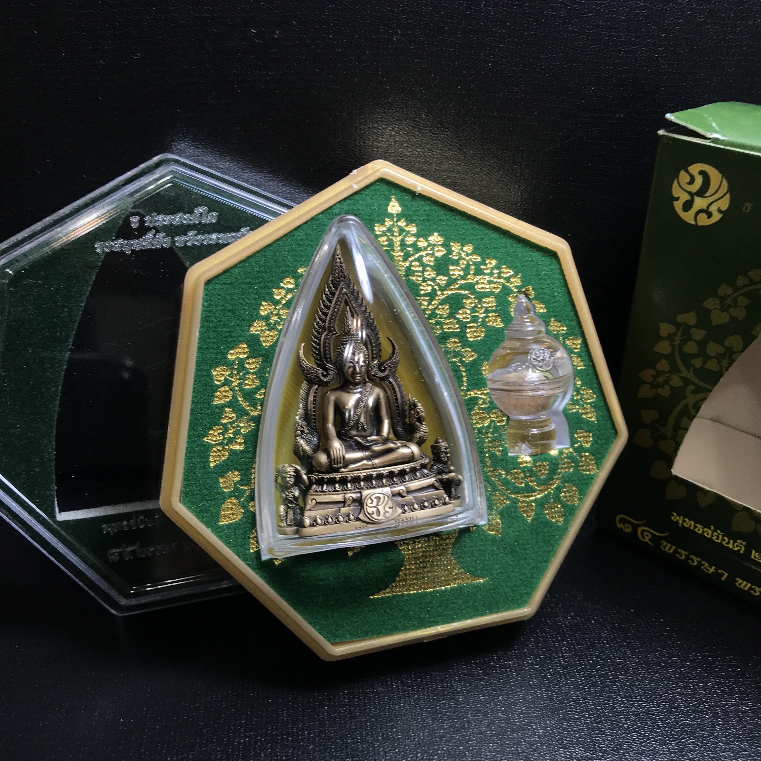 พระพุทธชินราช(จำลอง) ภปร 84 พรรษา เนื้อบรอนซ์รมดำซาติน พิมพ์ใหญ่ขนาดหน้าตัก 3/4 นิ้ว(1ใน5000องค์) )(พระราชทานมวลสาร จิตรลดาและเส้นพระเจ้า(เส้นผม)รัชกาลที่9)