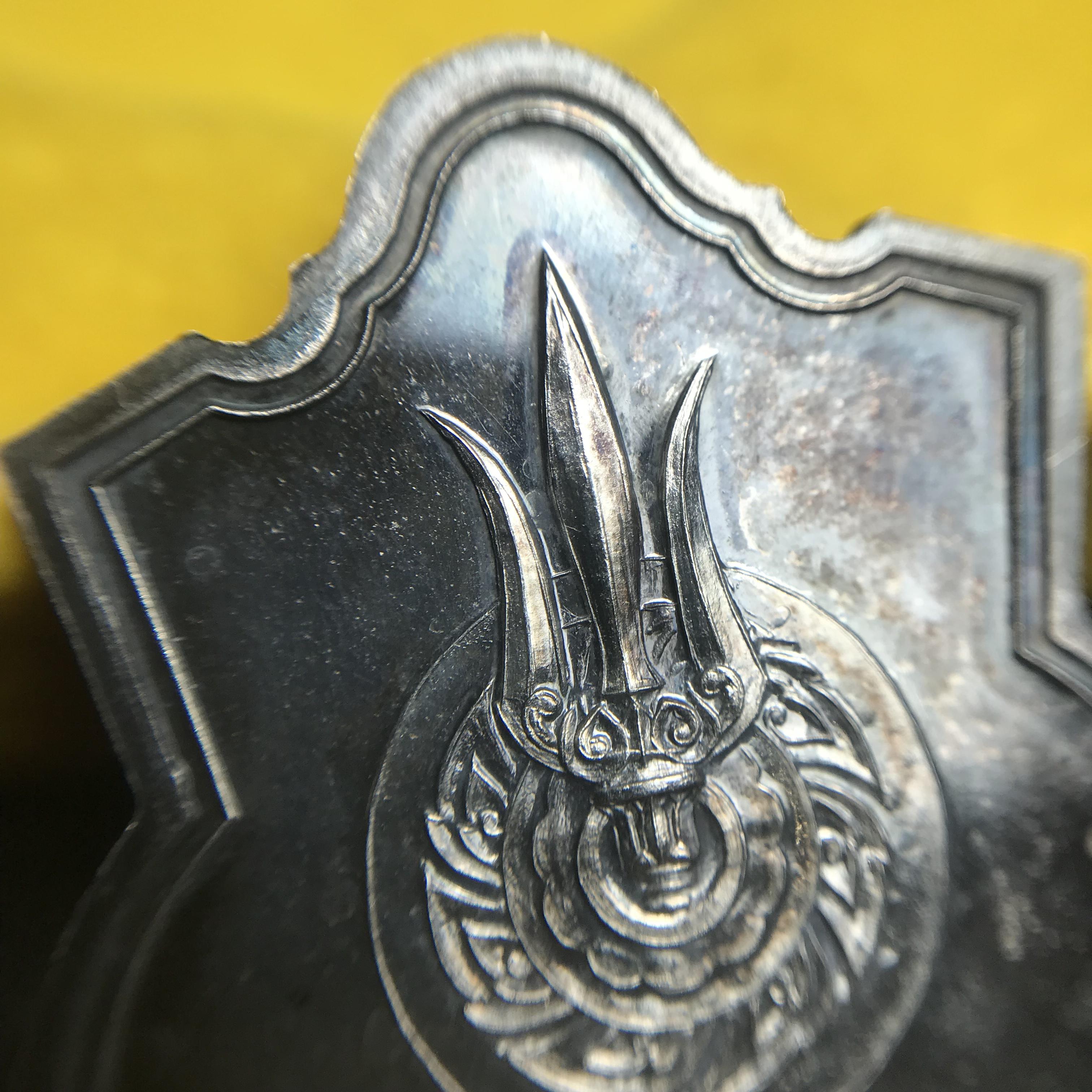 เหรียญพระบาทสมเด็จพระเจ้าอยู่หัว รัชกาลที่9ประทับนั่งบัลลังก์ กระทรวงมหาดไทยจัดสร้าง ปี2539 เนื้อเงินกล่องบรรจุเดิมสภาพสวย เนื้อเงินผิวเดิมขึ้นสีรุ้งธรรมชาติ แบบนิยม หายาก