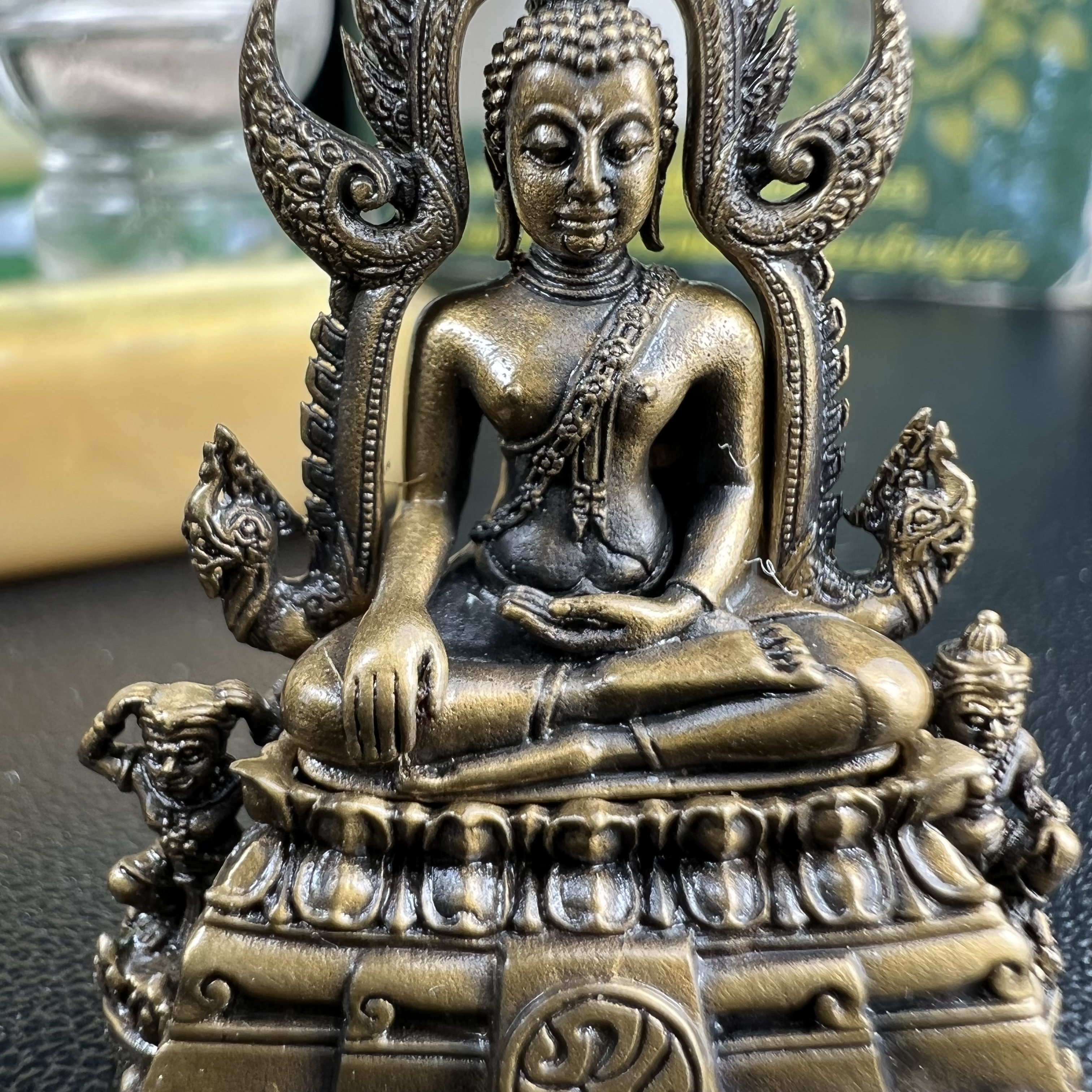 พระพุทธชินราช(จำลอง) ภปร 84 พรรษา เนื้อบรอนซ์รมดำซาติน พิมพ์กลางขนาดหน้าตัก 1/2 นิ้ว )(พระราชทานมวลสาร จิตรลดาและเส้นพระเจ้า(เส้นผม)รัชกาลที่9)