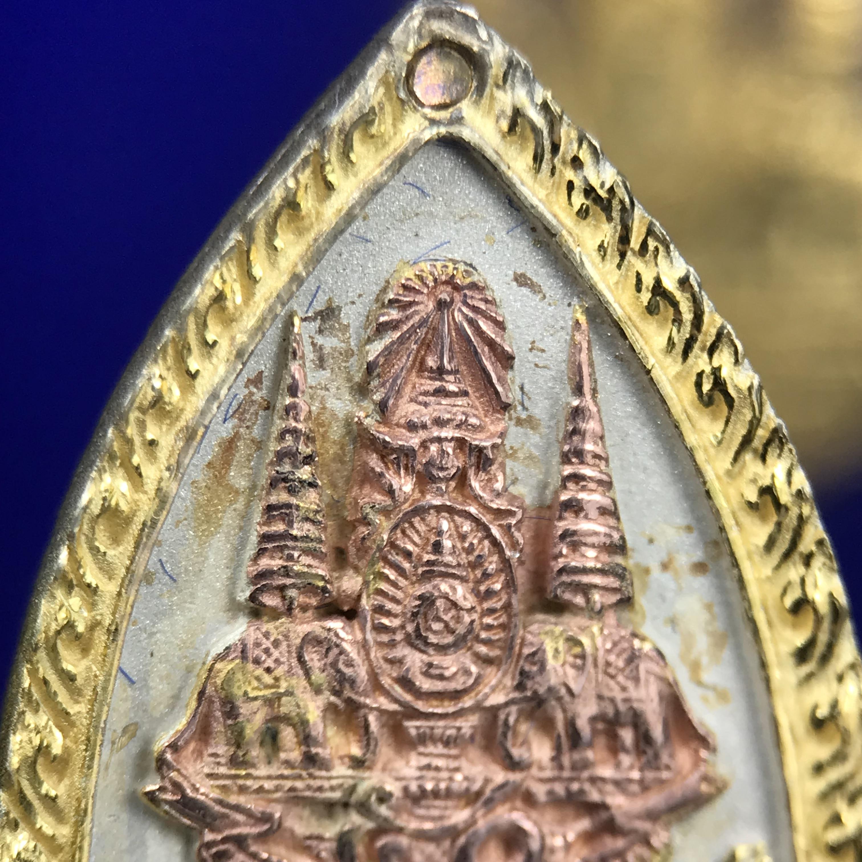 พระพุทธกาญจนพรสยามภูมิ ภปร. ปี 2539 เนื้อเงินสามกษัตริย์พื้นทรายประกาย(ผิวเดิมสวย) พิมพ์ทรงใบขนุน ขนาด3.2ซม. พระพุทธรูปประจำพระชนมวาร รัชกาลที่9 จัดสร้างในวโรกาสทรงครองสิริราชสมบัติครบ50ปี(องค์หมายเลขมหามงคลเลข ๙๙๙(เจริญก้าวหน้าในทุกด้าน)(1 ใน 5000 องค์)