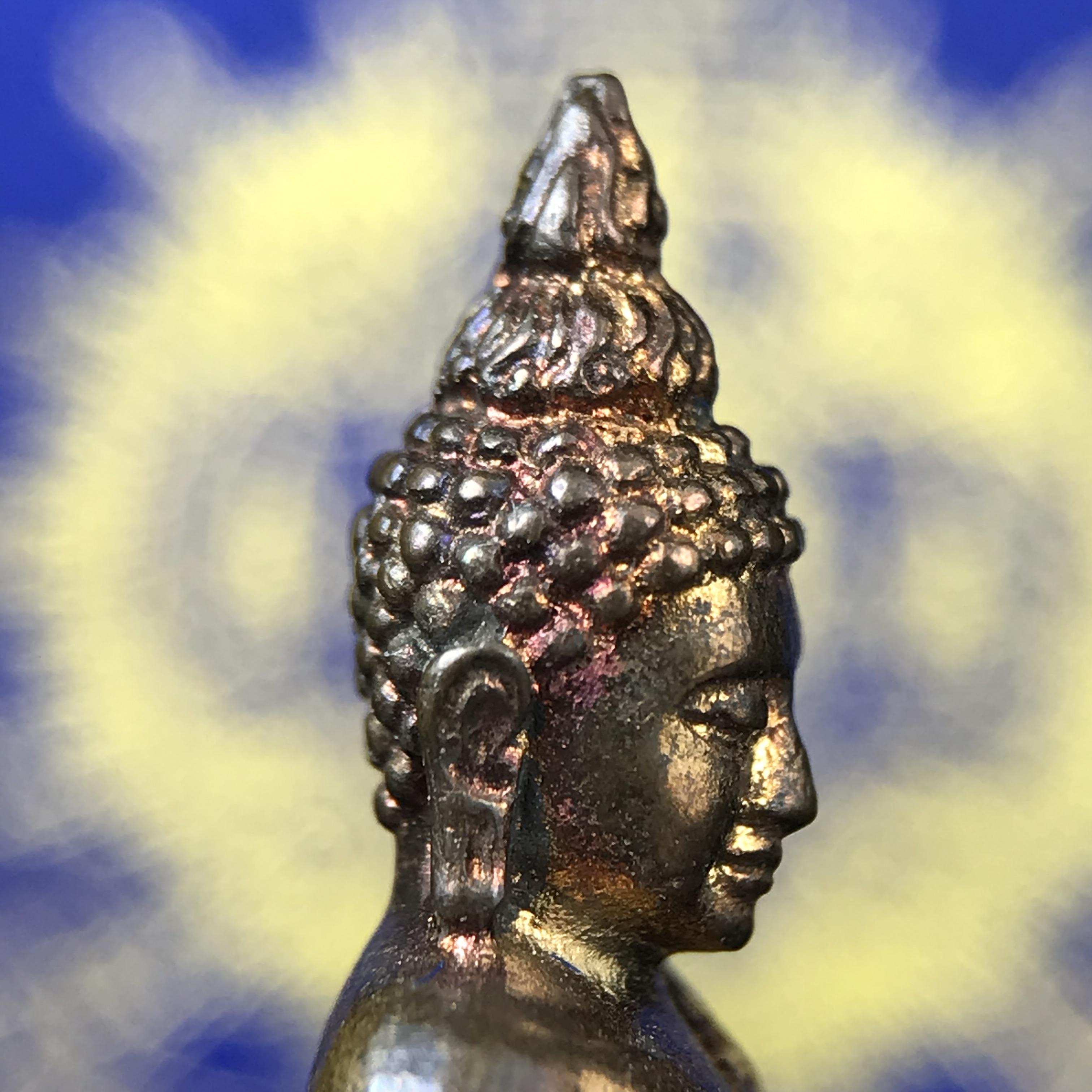 พระกริ่งไพรีพินาศ บรรจุเหล็กไหล ครั้งแรกและครั้งเดียวในประวัติศาสตร์ เฉลิมพระเกียรติ พระบาทสมเด็จพระเจ้าอยู่หัวรัชกาลที่9 พระชนมพรรษา 6 รอบ ปี2542 เนื้อสัมฤทธิ์(บรรจุเหล็กไหล)ดีนอก-ดีใน พิธีใหญ่ มวลสารเด่น (หายาก)