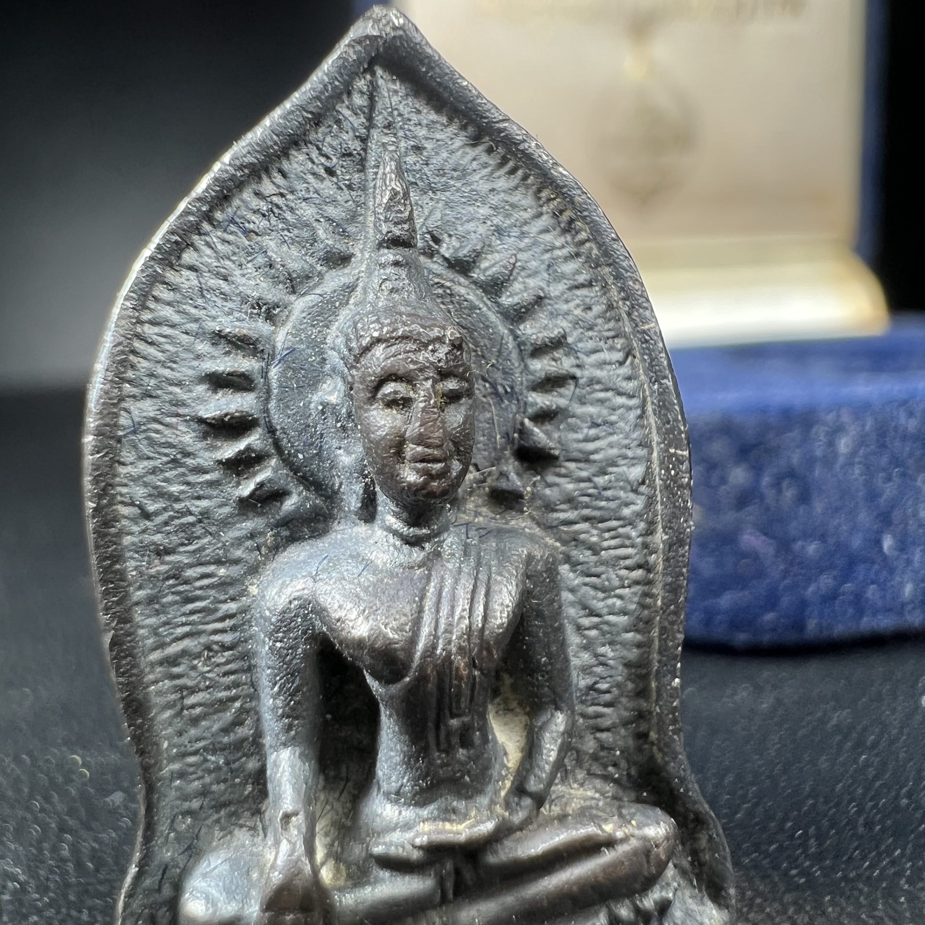 พระศาสดาใบเสมา ภปร. วัดบวรนิเวศวิหาร ปี2532 จัดสร้างในโอกาสสองทศวรรษรามาธิบดี เพื่อศูนย์การแพทย์สิริกิติ์ เนื้อเงิน(ผิวเดิมกลับดำสวยงามเข้มขลัง)พร้อมกล่องบรรจุเดิม