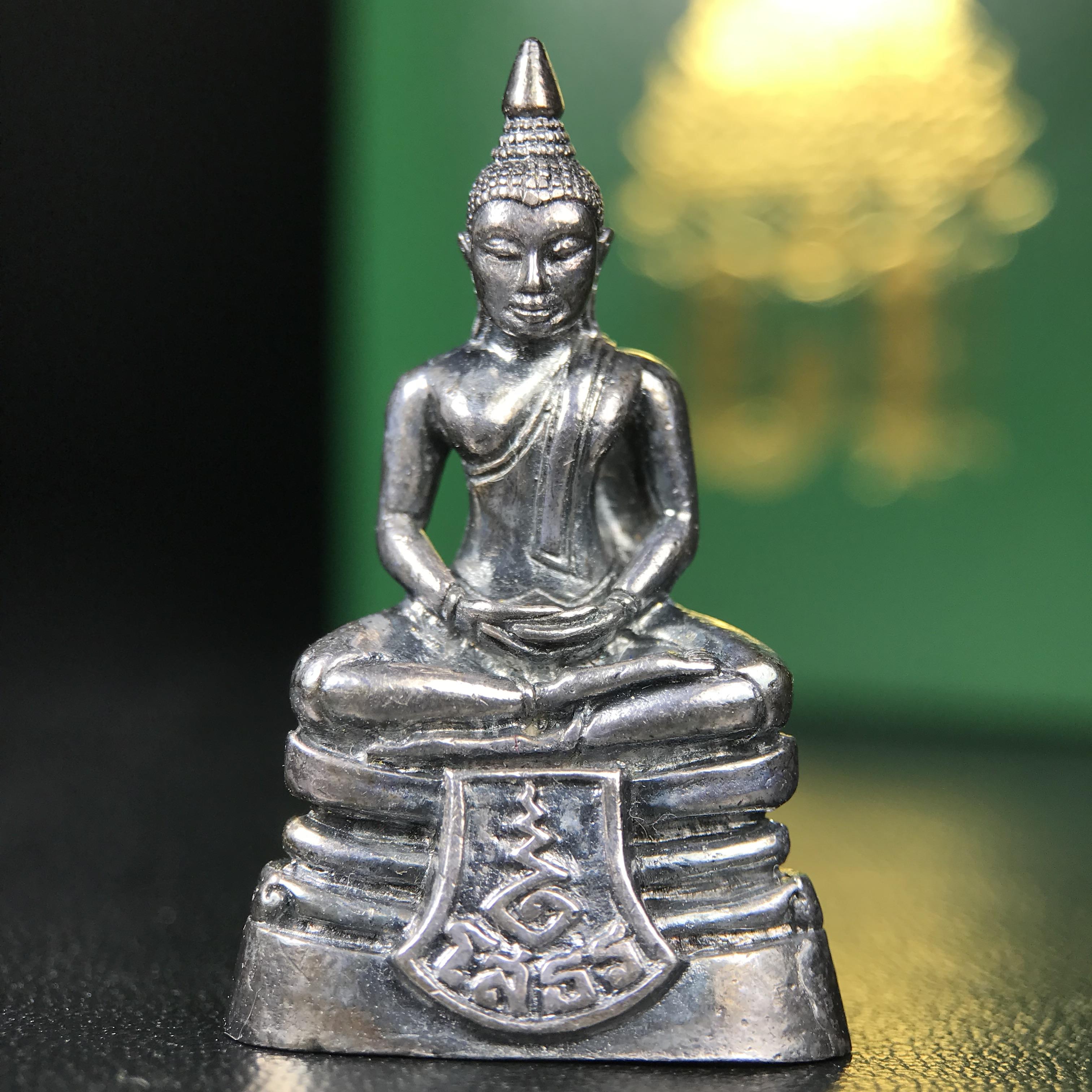 พระพุทธโสธร รุ่น กศก. 120 ปี เนื่องในโอกาสครบ 120 ปี กรมศุลกากร กระทรวงการคลัง จัดสร้าง ปี 2537 เนื้อเงินบริสุทธิ์ 99.9% ผิวขัดเงาลงดำ(เข้มขลัง)(งานบริษัท แพรนด้า จิวเวลรี่)สวยงดงาม ทรงคุณค่า