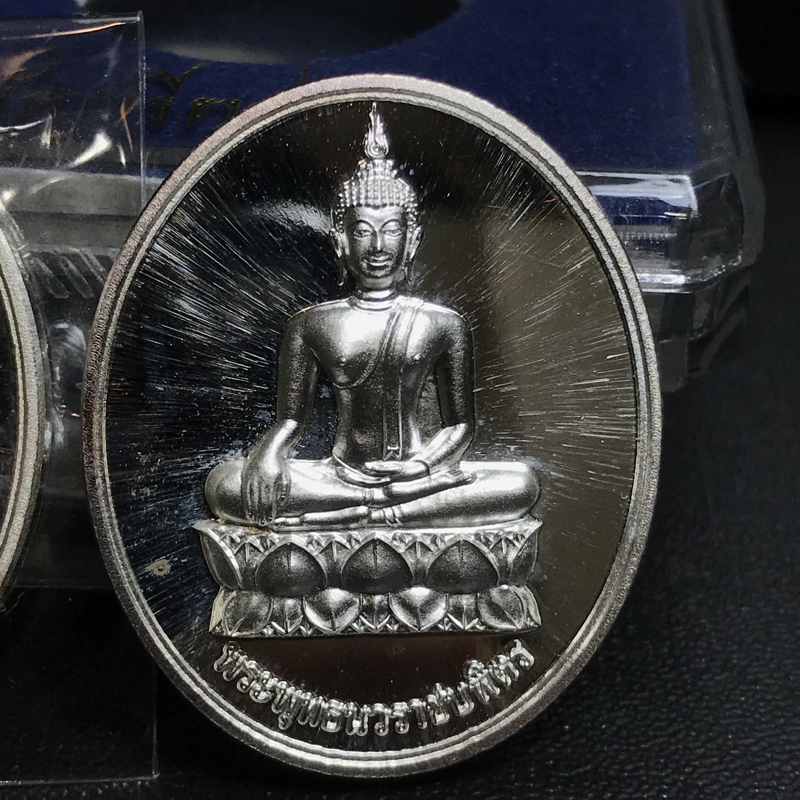 เหรียญพระพุทธนวราชบพิตร ภปร. ที่ระลึก 7รอบ 84พรรษา วัดตรีทศเทพ สร้าง พ.ศ. 2554 เนื้อเงินหน้ากากทอง(หายากสร้าง2999องค์)(สภาพสวยซีนเดิมกล่องเดิม)+เนื้อเงิน(สภาพสวยกล่องเดิม)รวม2เหรียญ