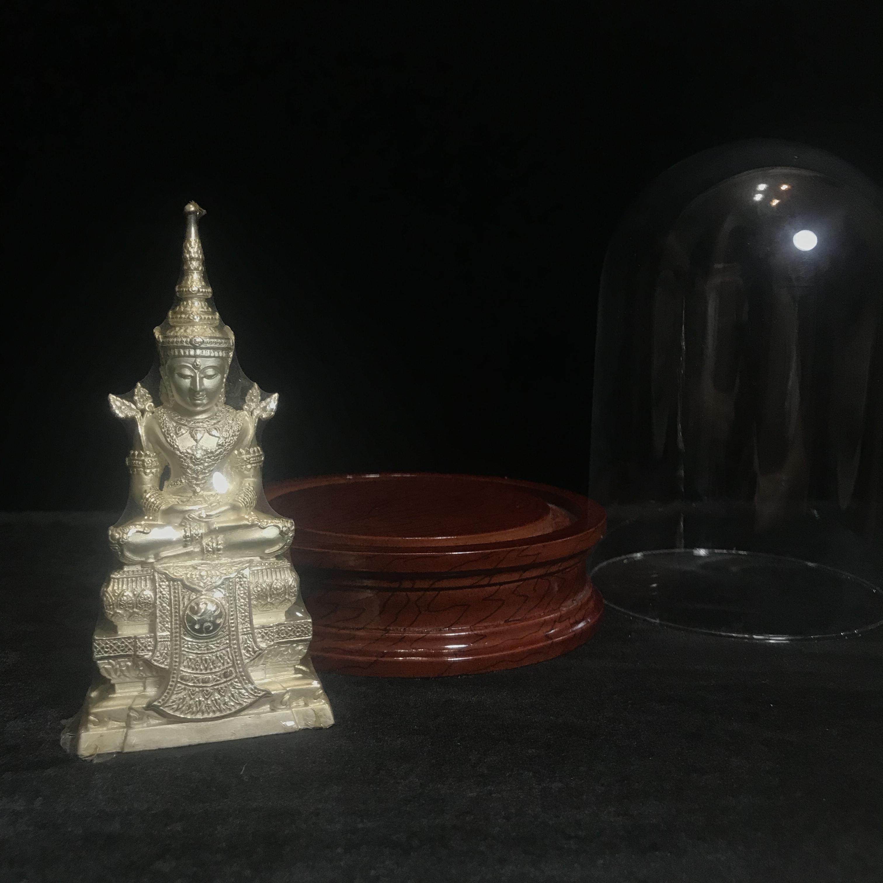 พระแก้วมรกต ภปร. ปี2547 จัดสร้างโดย รพ.ภูมิพลฯ เนื้อเงิน ลอยองค์ หน้าตัก 2 นิ้ว ครอบแก้วเดิม องค์พระซีนเดิมสวยคงสภาพเดิม(1ใน3000องค์)