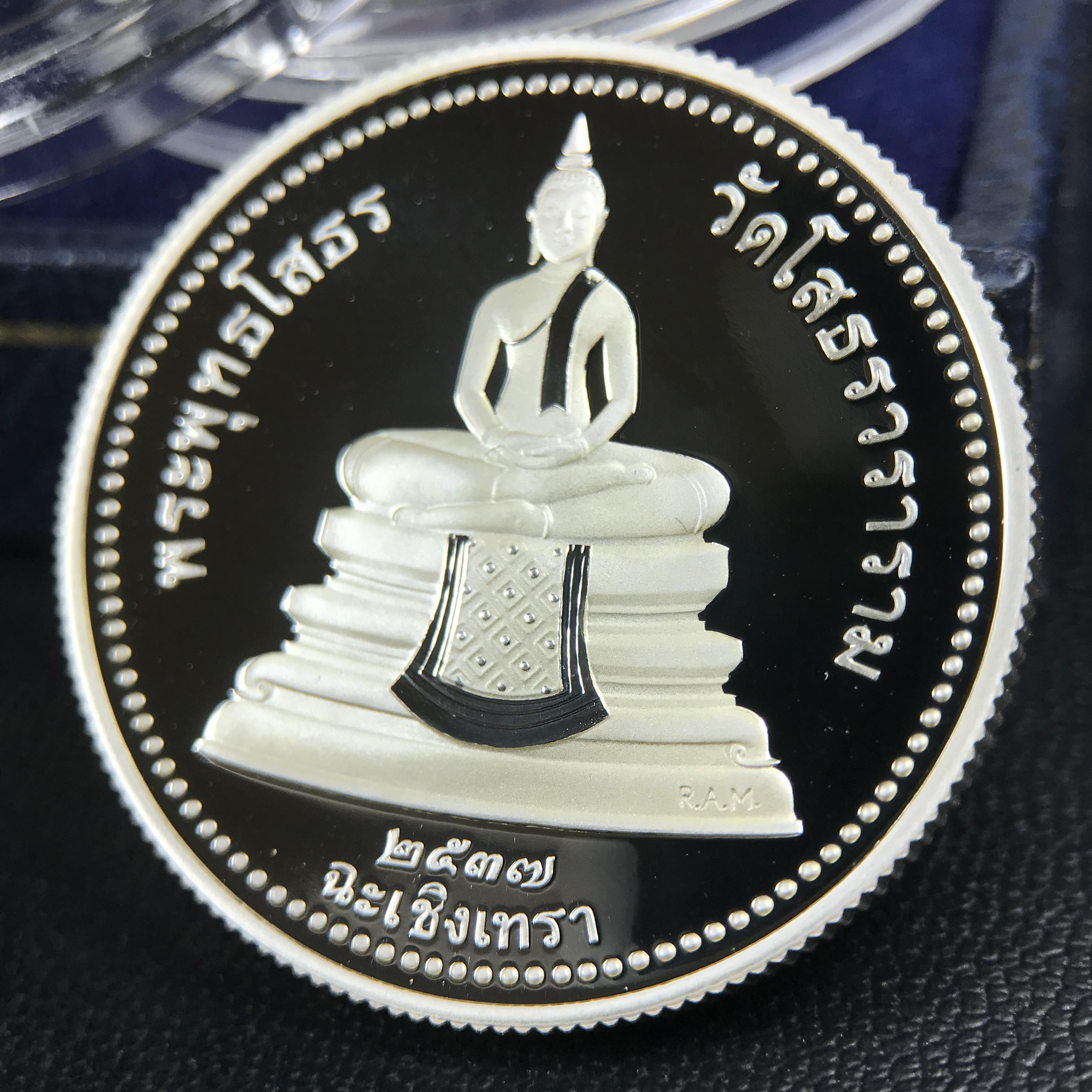 เหรียญพระพุทธโสธร 2 หน้า วัดโสธรวรารามวรวิหาร จ.ฉะเชิงเทรา ปี 2537เนื้อเงินขัดเงาสองหน้า ขนาด 2.8 ซ.ม. บล็อกนอก ผลิตที่โรงกษาปณ์ Royal Australian Mint ประเทศออสเตรเลีย พร้อมกล่องบรรจุเดิม สภาพสวย