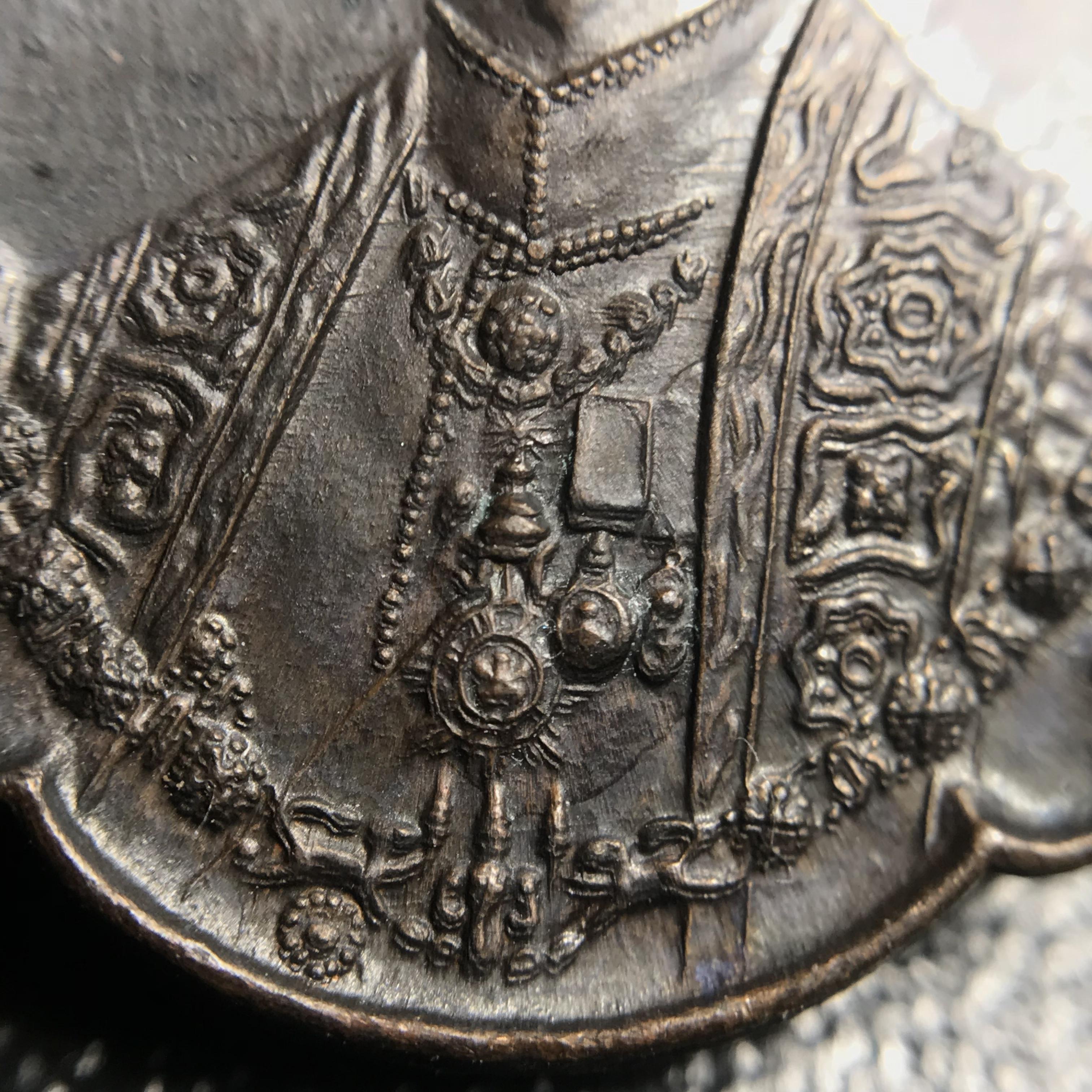 เหรียญ ร.9 ทรงเฉลิมพระชนมพรรษาครบ 4 รอบ ปี2518 (เนื้อทองแดงบล็อกวงเดือนล่าง)หายากนิยมที่สุด