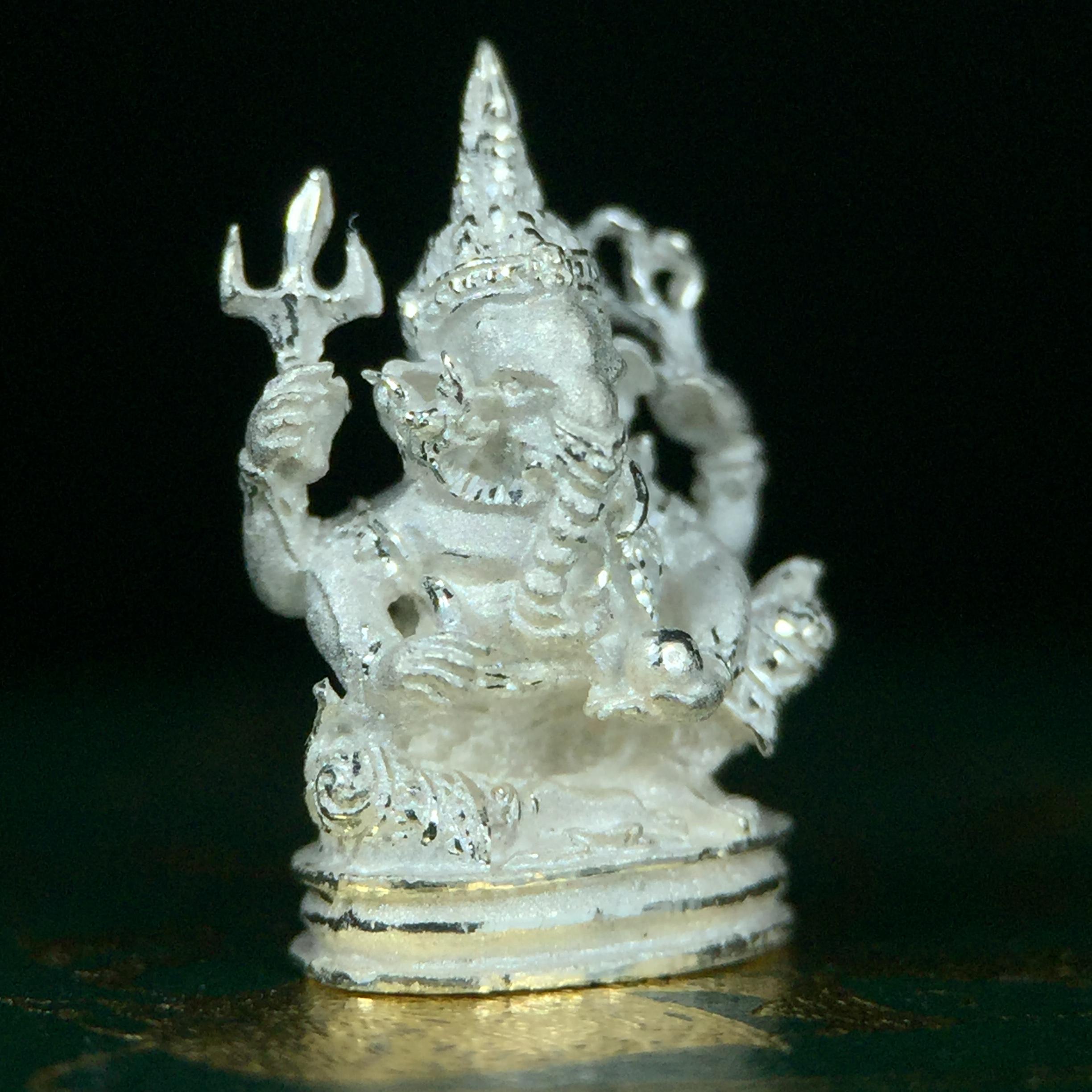 พระพิฆเนศ เทวสถานโบสถ์พราหมณ์ ปี 2539 รูปหล่อลอยองค์เนื้อเงิน 99.9% (พ่นทรายขัดเงาบางส่วน) พิมพ์เล็ก(ขนาดประมาณ 1.3 * 0.8 ซม.) พร้อมกล่องบรรจุเดิมครบ ผลิตโดย บ.แพรนด้า จิวเวลรี่(สภาพสวยเดิม พิธีใหญ่ พุทธศิลป์งดงาม)