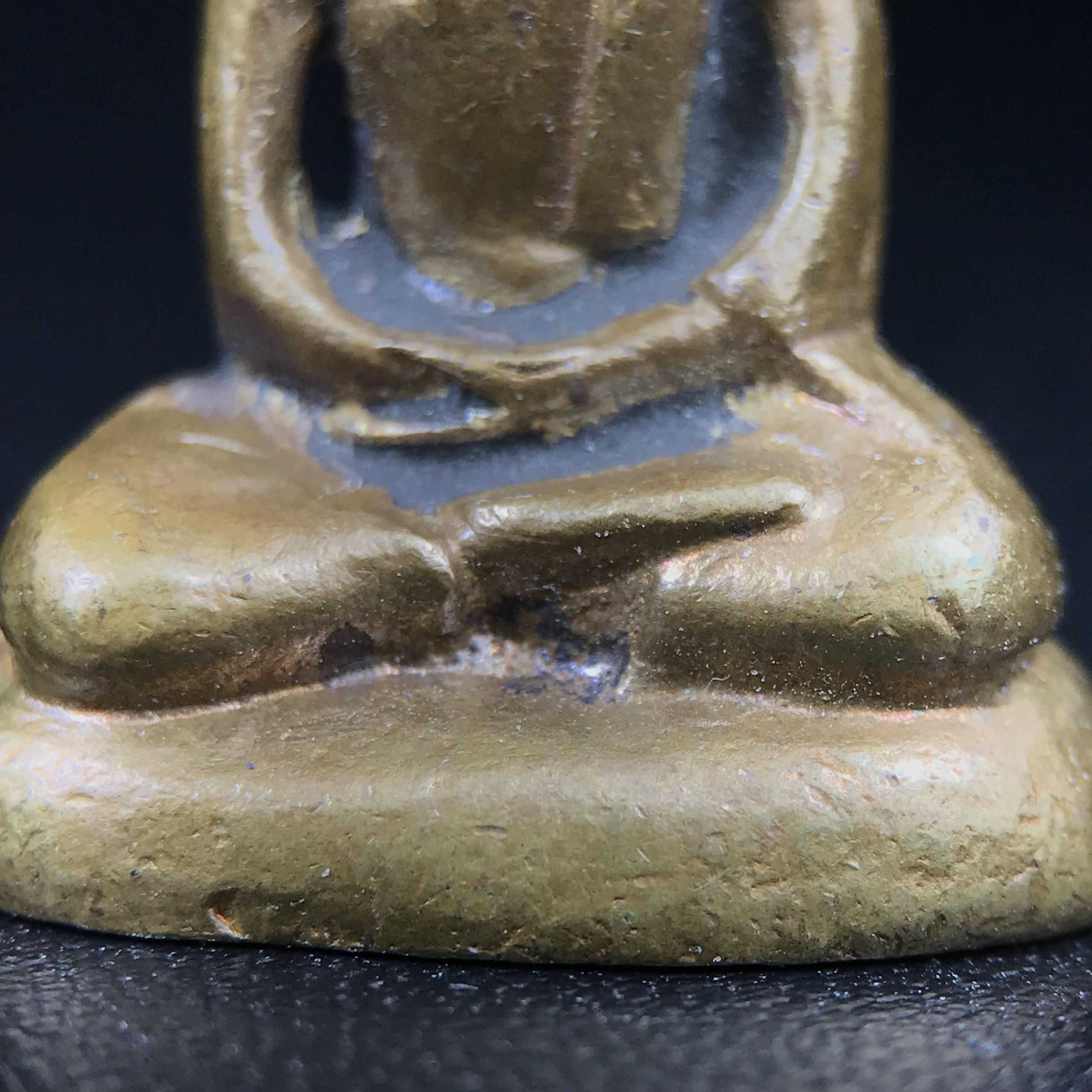 พระกริ่งฝีพระหัตถ์สมเด็จย่า ขนาดห้อยบูชาขนาดเล็ก จัดสร้างขึ้นเนื่องในวาระครบ 6 รอบ เมื่อวันที่21 ตุลาคม พ.ศ.2515(ในหลวงรัชกาลที่ 9 เสด็จพระราชดำเนินทรงเททอง)ปลุกเสกยิ่งใหญ่ เกจิ 108 รูป ร่วมปลุกเสก คัดสภาพสวยแบบนี้พบเจอน้อยมาก หมายเลขต้นๆหลักร้อย หายากมาก