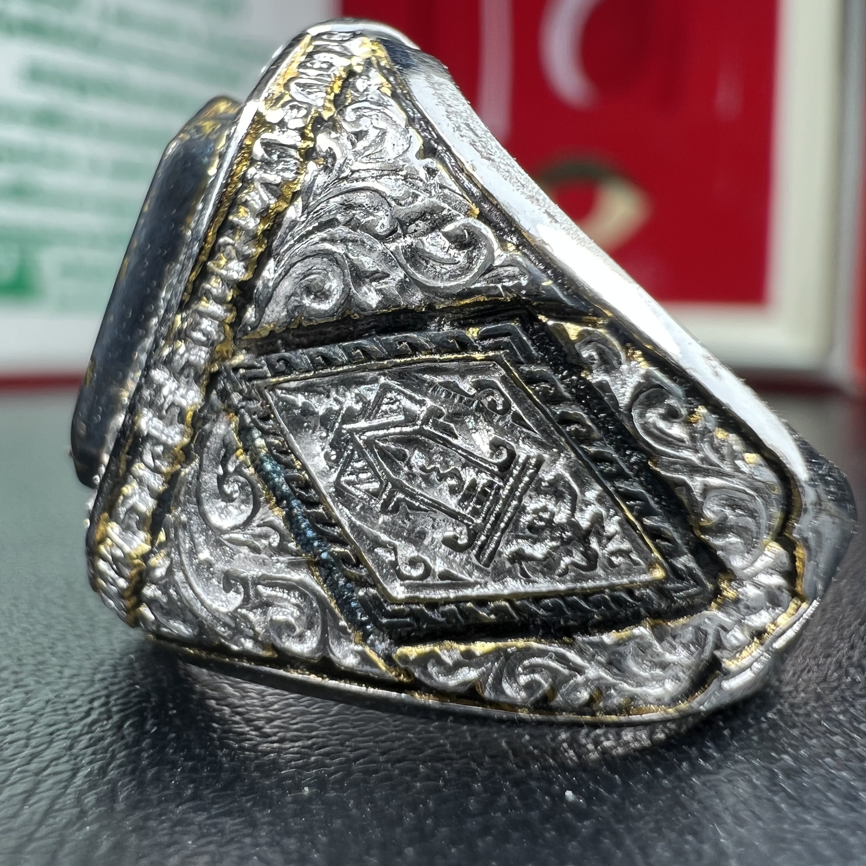 แหวนพระพุทธชินราช ภปร. ในวโรกาสเฉลิมพระชนมายุ6รอบ 5ธันวาคม2542 มูลนิธิพิทักษ์ดวงตาประชาชน จัดสร้าง แหวนเนื้อเงินเคลือบทองคำบริสุทธิ์ประดับเพชร CZ เกรดนอก ตอกโค๊ตและหมายเลข 2006(ผลรวมได้ 8 เลขมงคลเจริญมั่งคั่ง อุดมสมบูรณ์) พร้อมกล่องบรรจุเดิมครบ(หายาก)