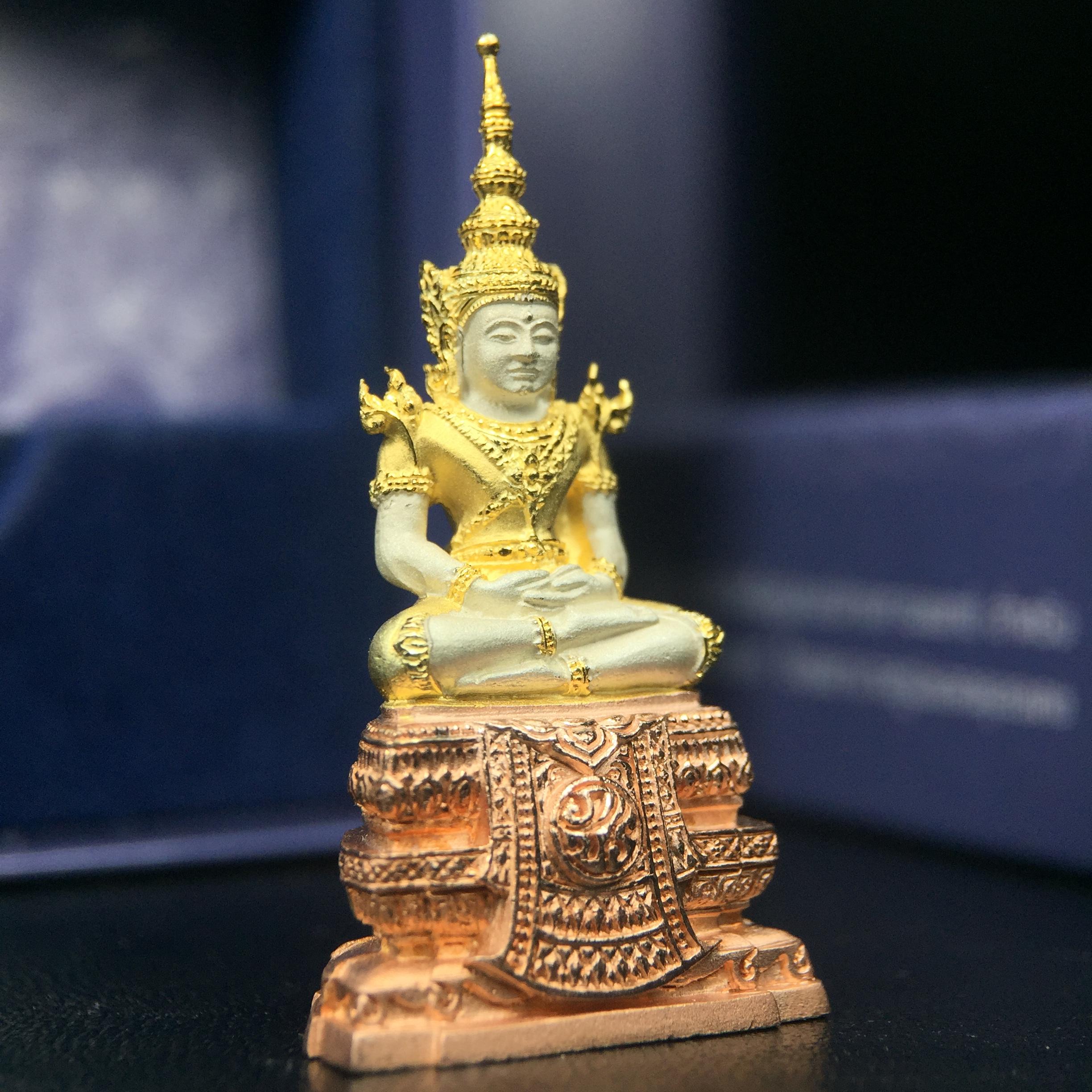 พระแก้วมรกต ภปร. ปี2547 จัดสร้างโดย รพ.ภูมิพลฯ เนื้อเงิน (3 กษัตริย์)ลอยองค์ หน้าตัก 1/2 นิ้ว งดงามทรงคุณค่าอีกหนึ่งรุ่นยอดนิยม หายาก(1ใน3000องค์)