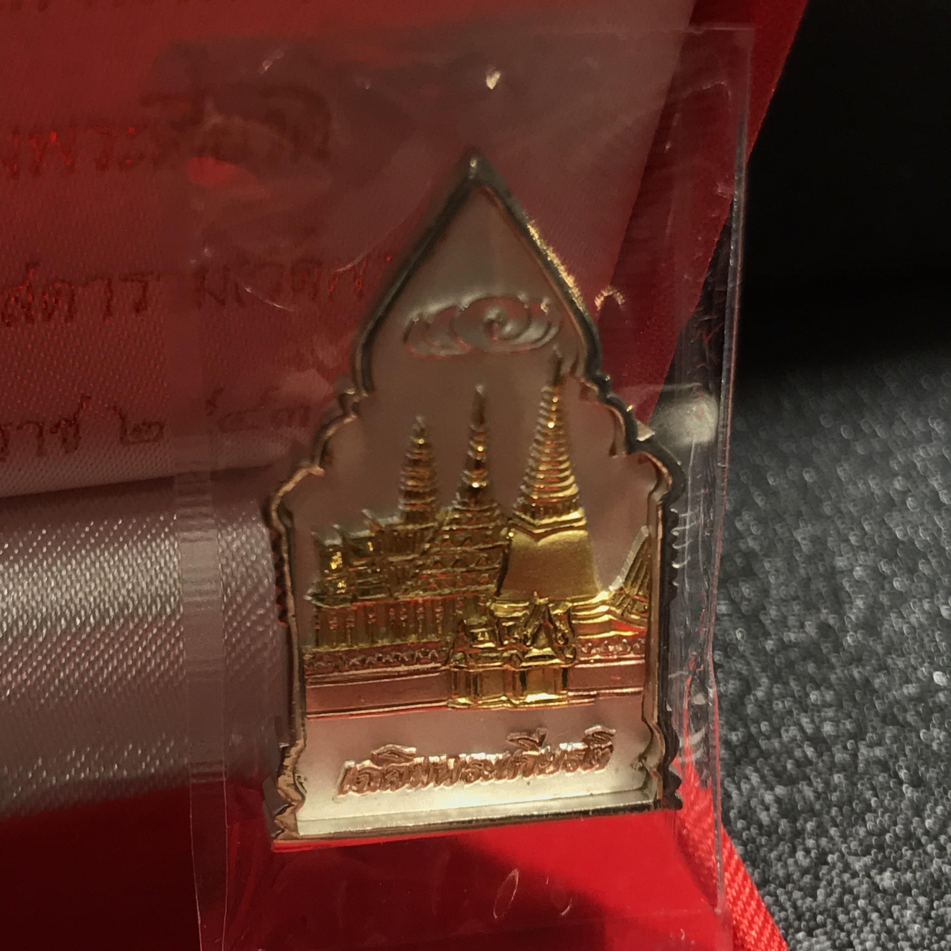 พระพุทธมหามณีรัตนปฎิมากร(พระแก้วมรกต)รุ่น เฉลิมพระเกียรติ วัดพระศรีรัตนศาสดารามราม(วัดพระแก้ว) ปี2543 เนื้อเงินสามกษัตริย์พิมพ์ซุ้มกนกใหญ่ สภาพสวยซีนเดิมกล่องครบ