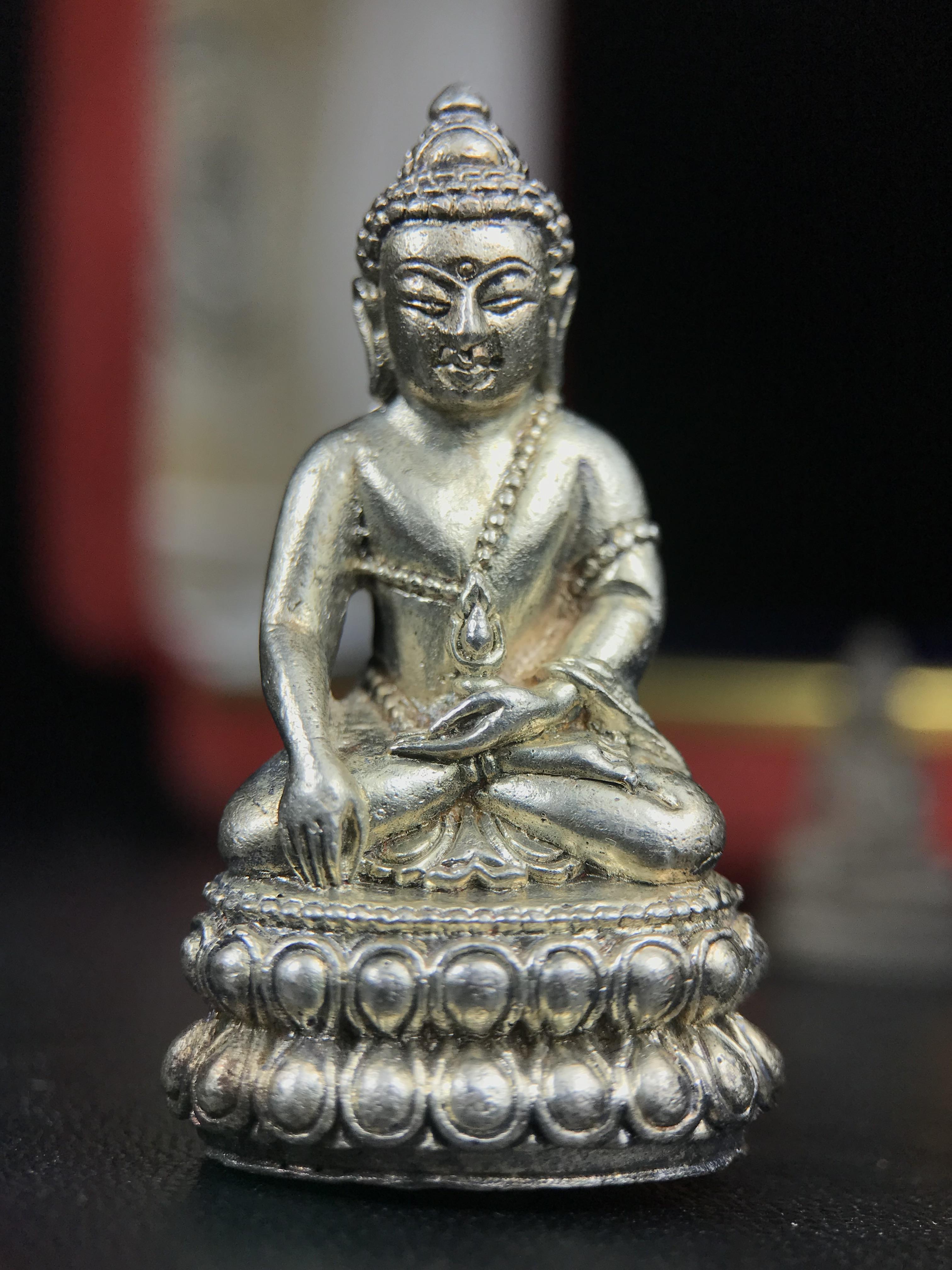 พระกริ่งฉลองพระชนมายุครบ 7 รอบ 84 พรรษา สมเด็จพระสังฆราช(วาสน์) วัดราชบพิธ พ.ศ.2525 เนื้อเงิน ผิวเดิมขึ้นน้ำทองสภาพสวยมาก ในกล่องชุดพิเศษกรรมการ พร้อมพระชัยวัฒน์ เนื้อนวโลหะ ครบชุดสมบูรณ์(งานแกะแม่พิมพ์โดย นายช่างเกษม มงคลเจริญ)(หายาก)