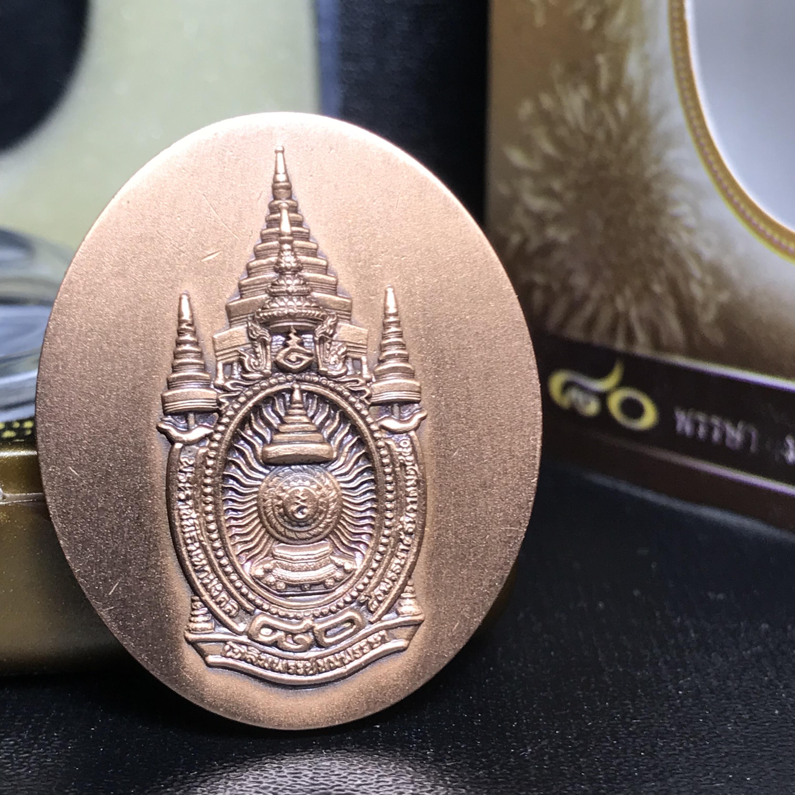 เหรียญรูปหล่อพระบาทสมเด็จพระเจ้าอยู่หัว ในหลวงทรงงาน “รุ่นเย็นศิระเพราะพระบริบาล 80พรรษา มหากษัตริย์คู่แผ่นดินสยาม” พ.ศ.2550 เนื้อทองแดงรมดำ(ขนาด 27*35 มม.)พร้อมกล่องบรรจุเดิมครบ