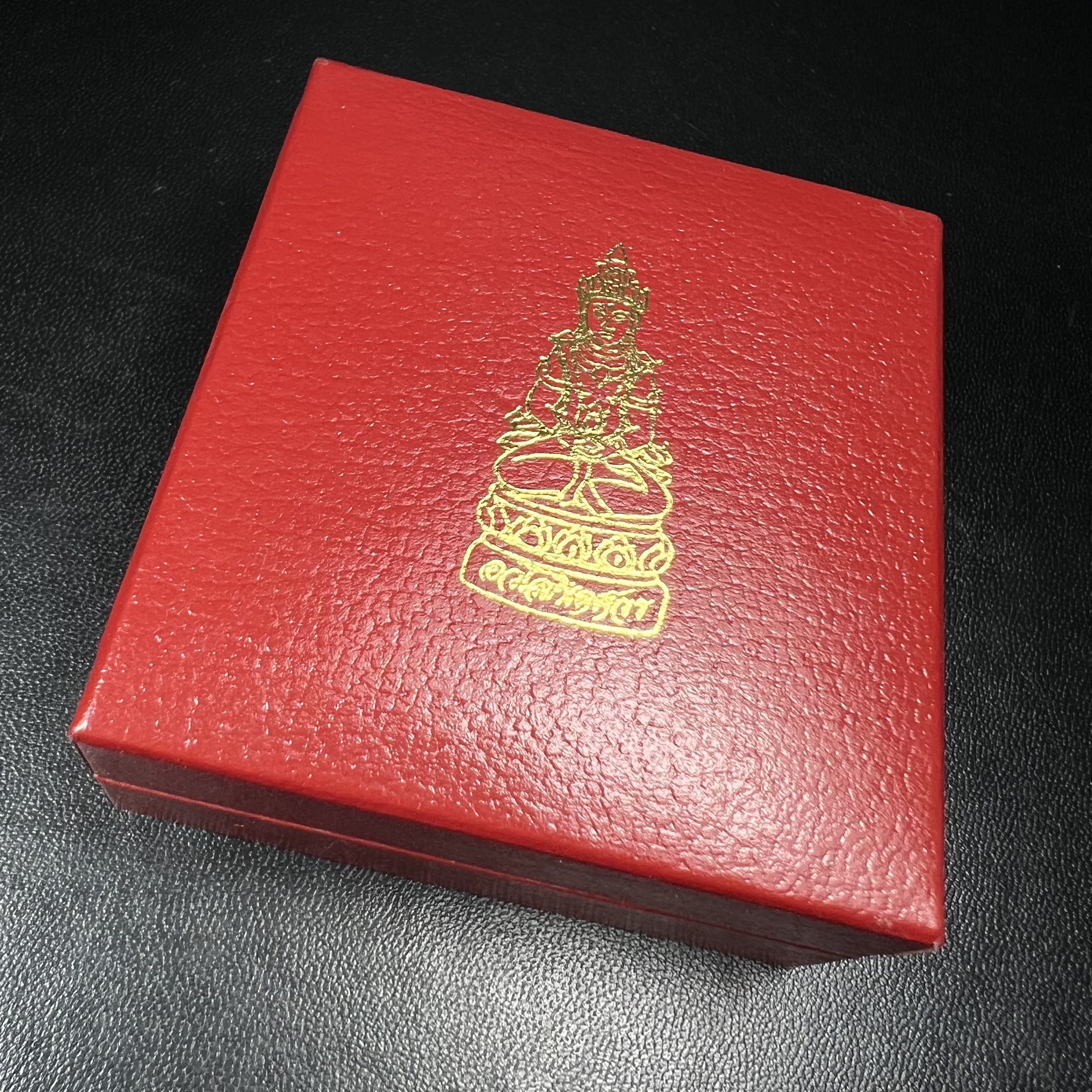 พระกริ่งอวโลกิเตศวร ( เจ้าแม่กวนอิม ) วัดโพธิ์แมนคุณาราม เนื้อเงิน 3 กษัตริย์ พ่นทราย รุ่นอุดมโภคทรัพย์ พ.ศ.2539(พร้อมกล่องบรรจุการ์ดใบรับรองเดิมครบ) (อีกหนึ่งรุ่นยอดนิยม พุทธศิลป์สวยงดงาม)