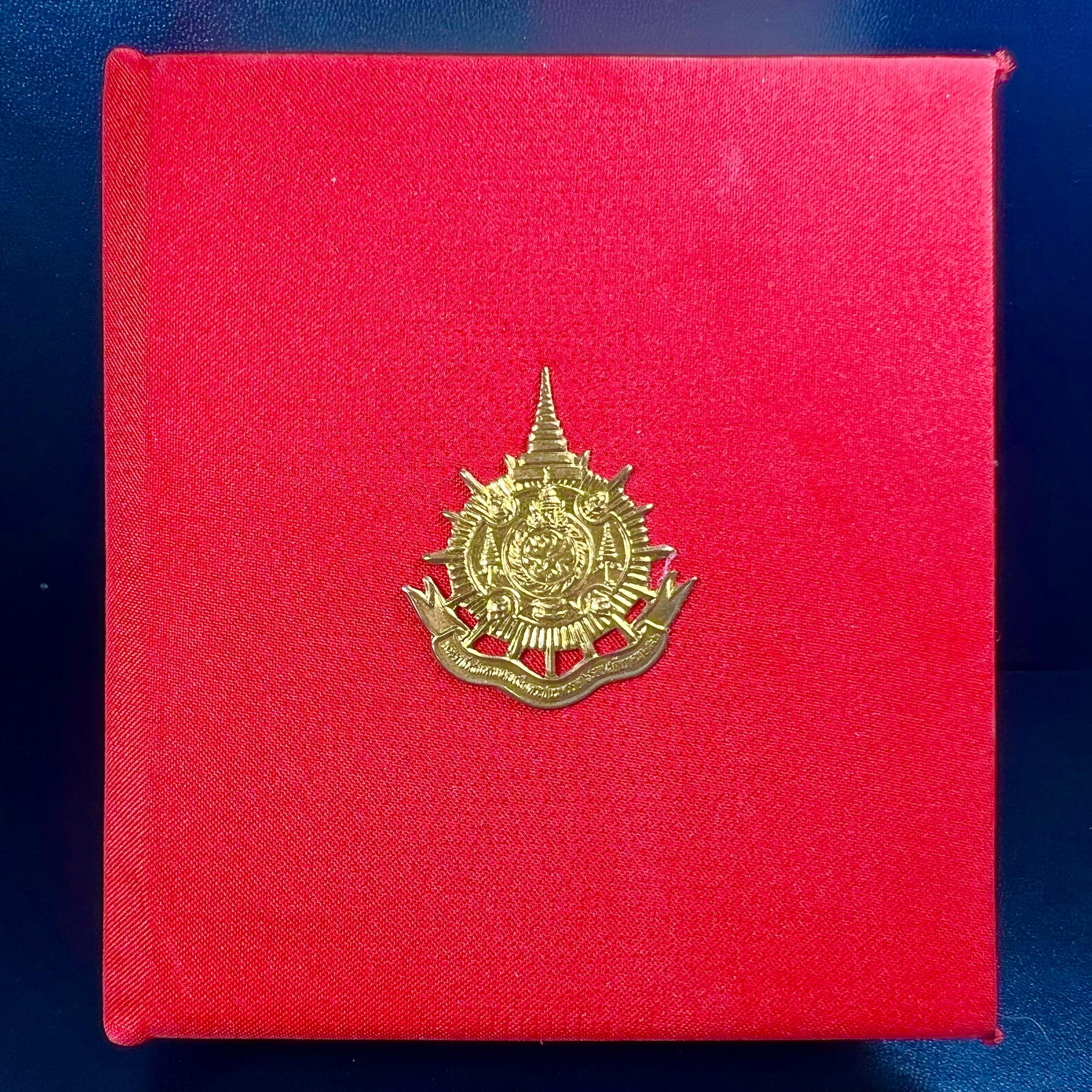 แหวนพระพุทธชินราช ภปร. ในวโรกาสเฉลิมพระชนมายุ6รอบ 5ธันวาคม2542 มูลนิธิพิทักษ์ดวงตาประชาชน จัดสร้าง แหวนเนื้อเงินเคลือบทองคำบริสุทธิ์ประดับเพชร CZ เกรดนอก ตอกโค๊ตและหมายเลข 504(ผลรวมได้ 9 เลขมหามงคลเจริญก้าวหน้าในทุกด้าน) พร้อมกล่องบรรจุเดิมครบ(หายาก)