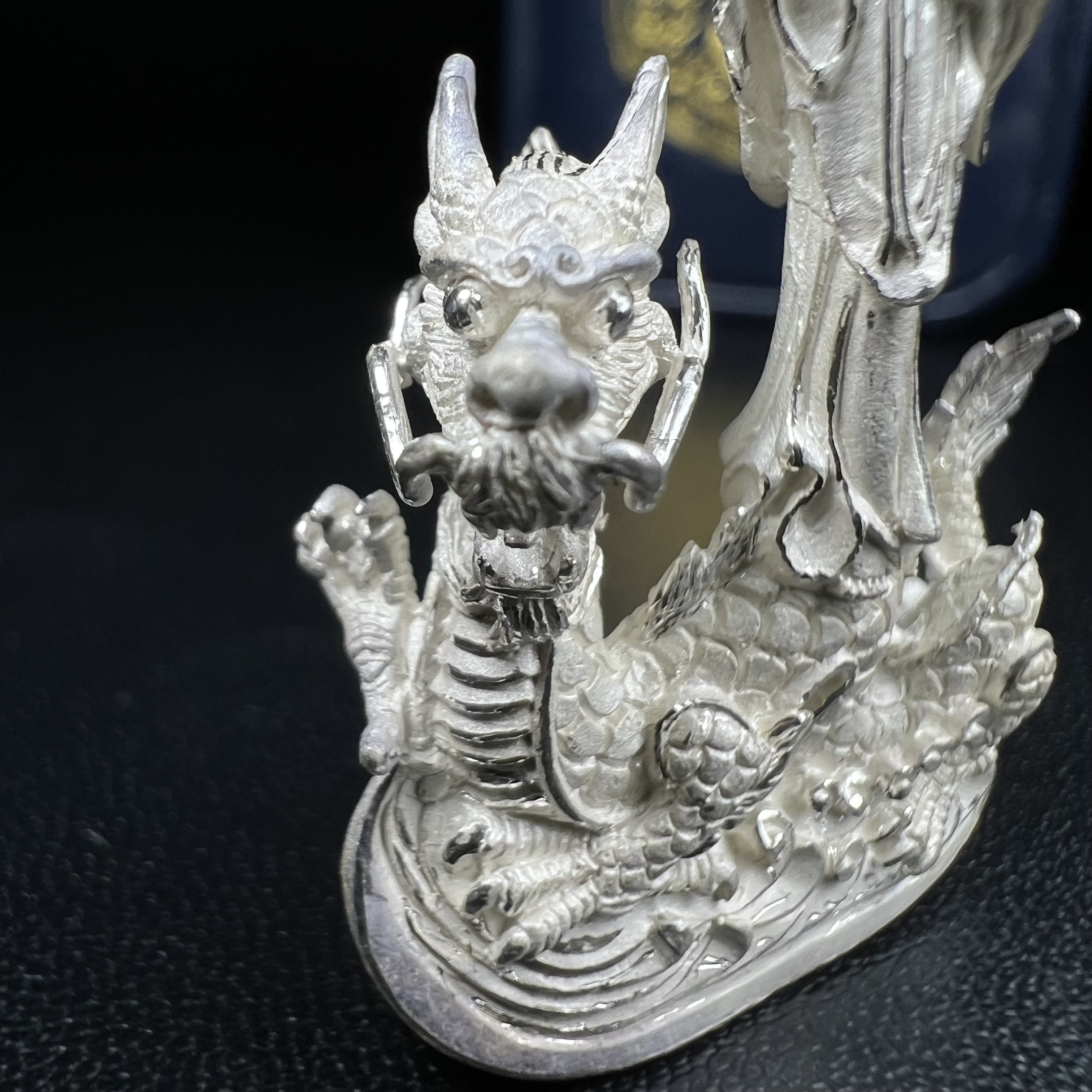 รูปหล่อลอยองค์พระโพธิสัตว์กวนอิม ทรงประทับมังกร จ.ระนอง เนื้อเงิน พิมพ์ใหญ่(สภาพผิว สวยงดงาม ทรงคุณค่า) เฉลิมฉลองในวโรกาสที่พระบาทสมเด็จพระเจ้าอยู่หัวทรงครองสิริราชสมบัติครบ 50 ปี จ.ระนอง พ.ศ.2539