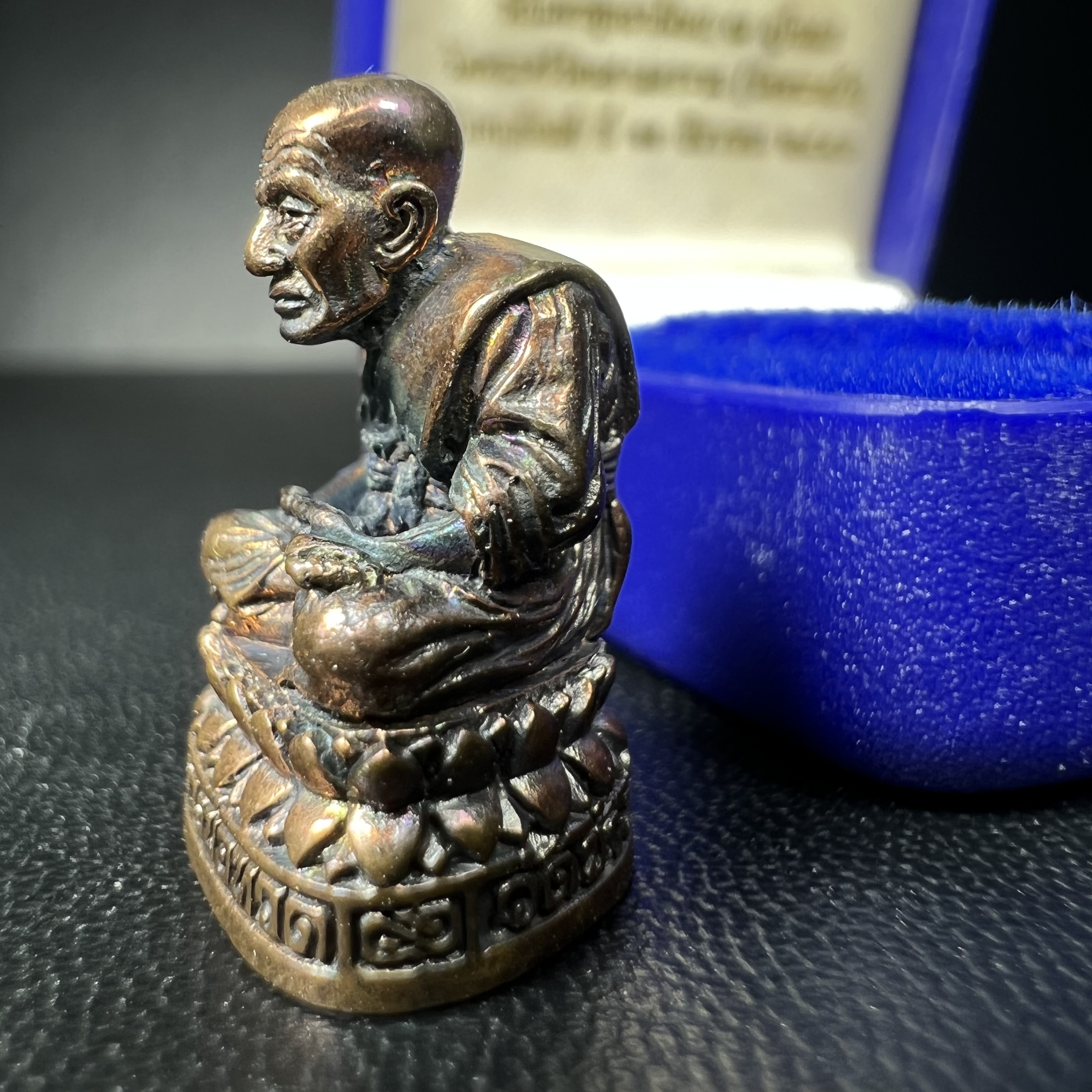 รูปเหมือนหล่อลอยองค์หลวงปู่ทวด รุ่น 111ปี กระทรวงกลาโหม เนื้อนวโลหะรมดำ-ปัดเงา ปี2540 พิธีใหญ่ สภาพสวย เข้มขลัง นิยม พร้อมกล่องบรรจุเดิม