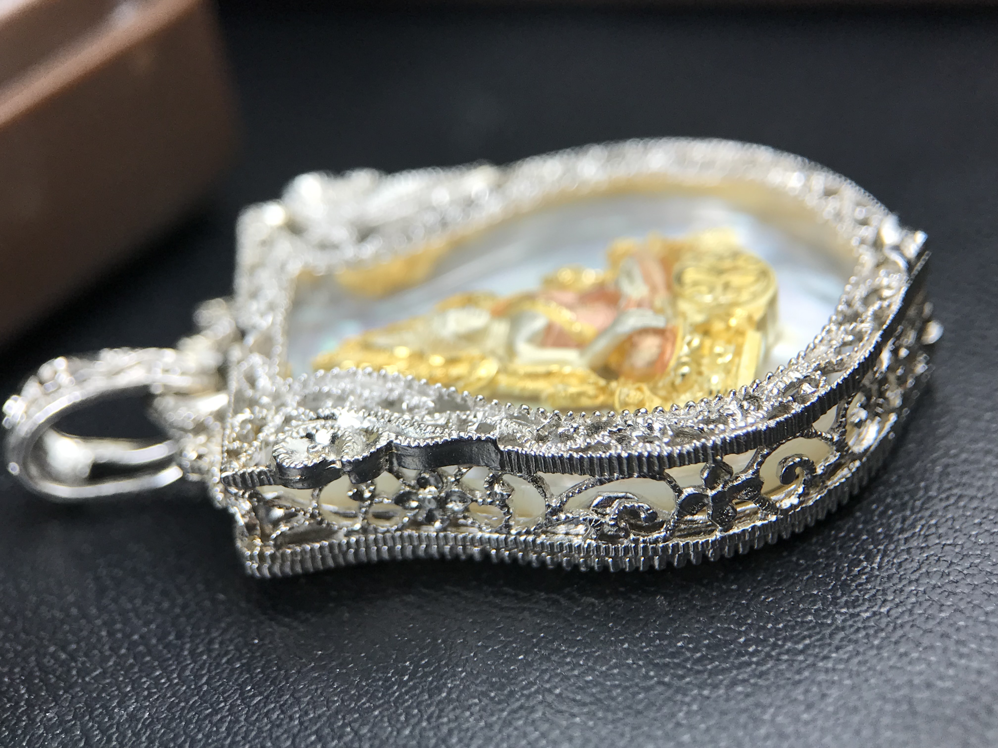 พระพุทธชินราช ภปร. โครงการ "เพราะแผ่นดินนี้ คือ แผ่นดินเกิด" ปี2548(รุ่นแรก) เหรียญทรงเสมา ขนาด 21 x 29 มม.เนื้อเงินสามกษัตริย์ องค์พระชุบสามกษัตริย์ ล้อมด้วยกรอบเงินชุบทองคำขาวสลักเสลาเป็นลวดลายละเอียดอ่อน ส่วนพื้นองค์พระเป็นเปลือกหอยมุขงดงาม