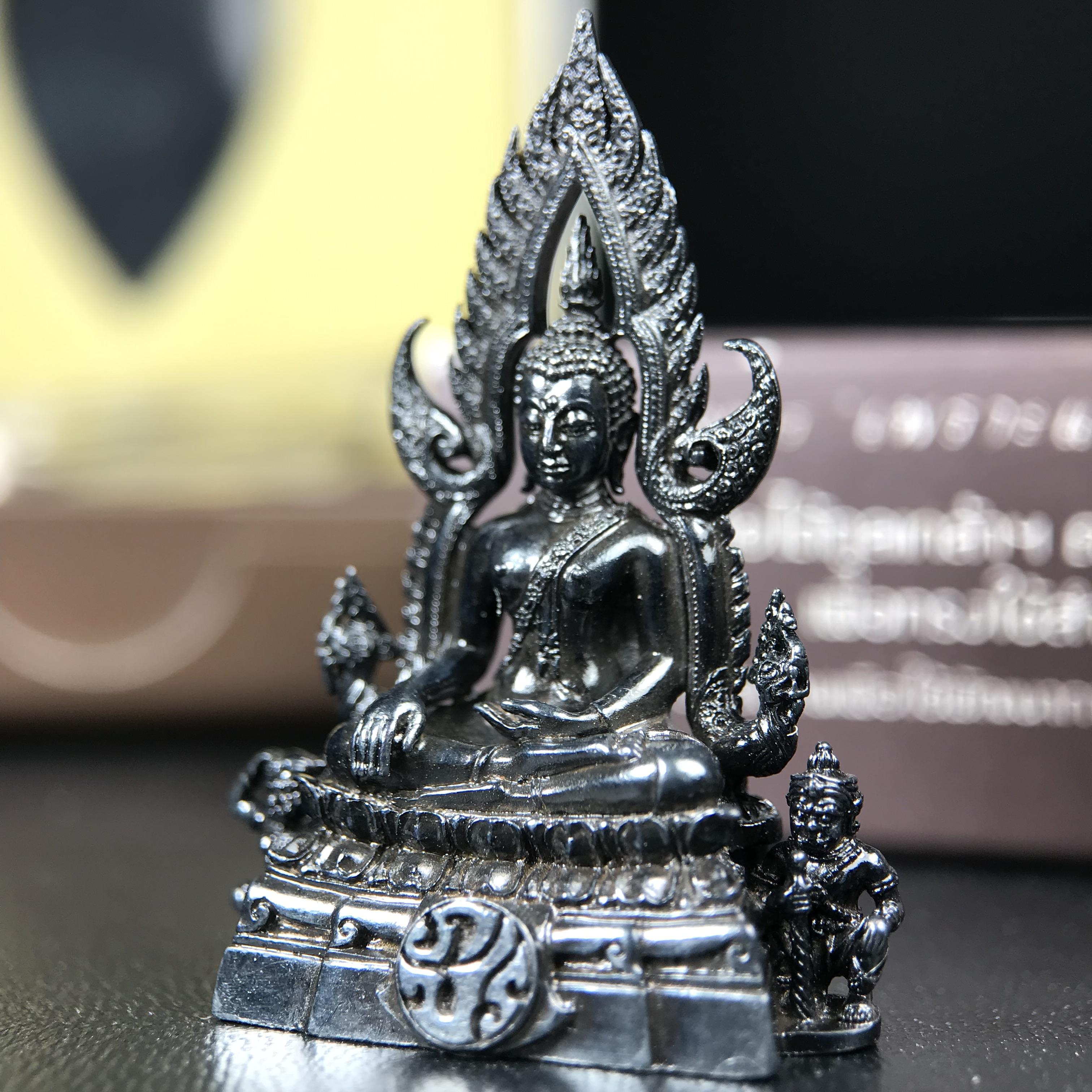 พระพุทธชินราช ภปร. โครงการ "เพราะแผ่นดินนี้ คือ แผ่นดินเกิด" ปี2548(รุ่นแรก) ลอยองค์ หน้าตัก 1/2 นิ้ว(ขนาด 3.5 x 2.5 ซม.) เนื้อเงินรมดำ(พุทธศิลป์จำลองเมื่อครั้งลอกทอง ครั้งที่3 เมื่อปี2547 ร้อยปีจะมีสักครั้ง "พระพุทธชินราชองค์ดำ")