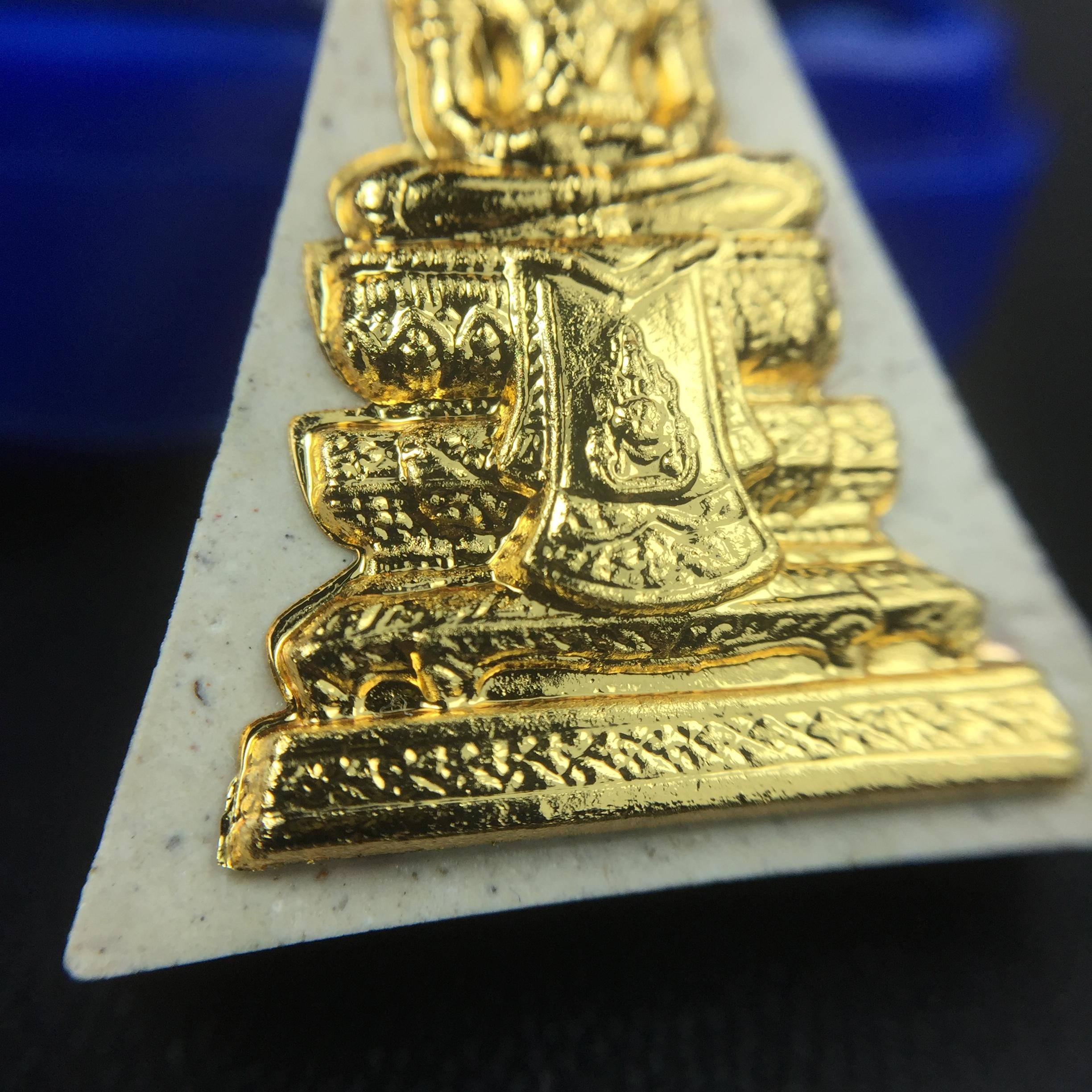 พระแก้วมรกต(จำลอง)ทรงเครื่องฤดูร้อน พระผงบูชา ด้านหน้าปิดทอง ด้านหลังตราสัญลักษณ์ฉลองสิริราชสมบัติครบ 60ปี เนื้อเงินขึ้นสีรุ้งธรรมชาติสร้างสรรค์งดงาม(รุ่นนี้ได้พระราชทานเส้นพระเจ้า(เส้นผม)รัชกาลที่9ในการจัดสร้าง)