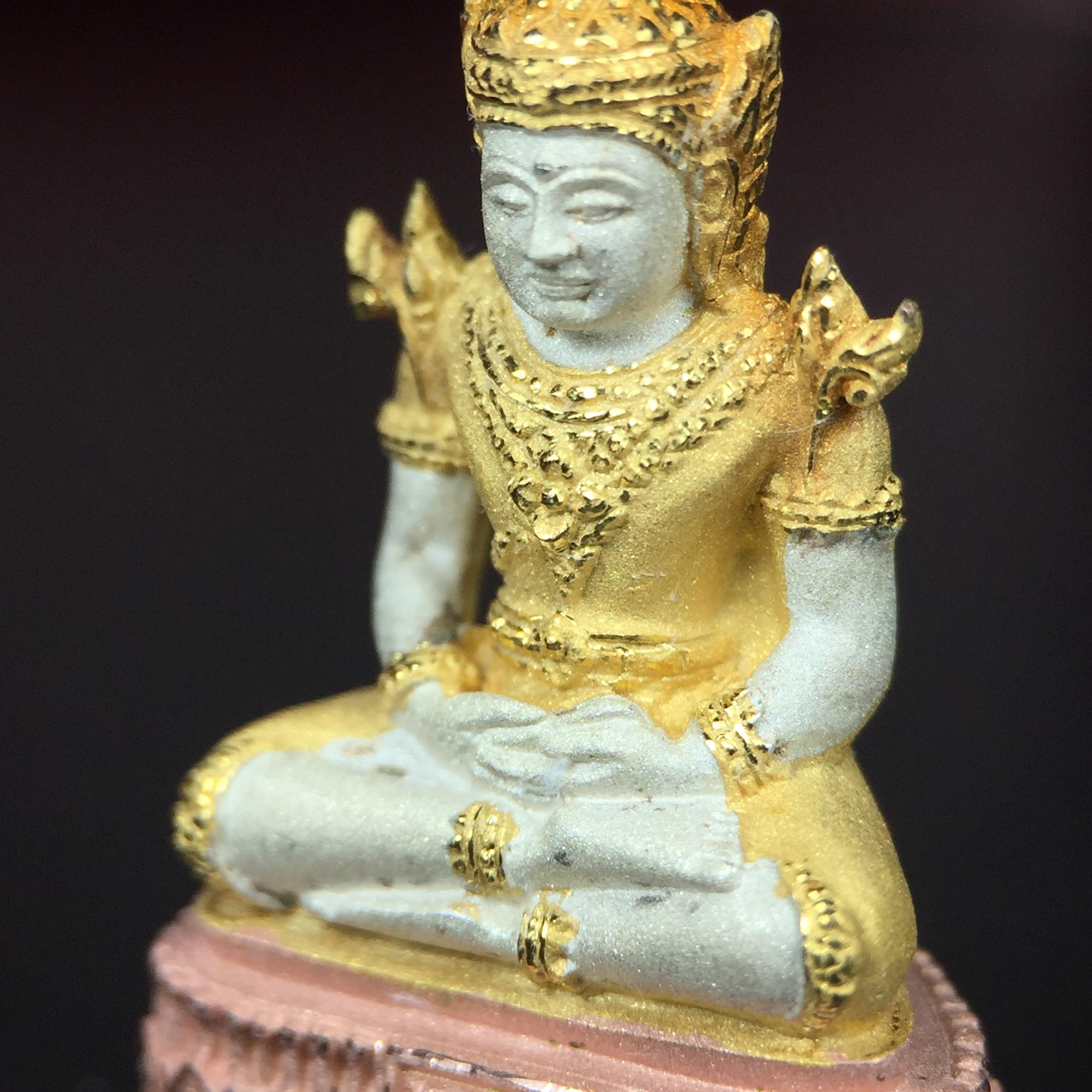 พระแก้วมรกต ภปร.(รุ่นแรก) ปี2545 รุ่นฉลองกรุงรัตนโกสินทร์ครบ 220 ปี พิมพ์ลอยองค์ใหญ่ เนื้อเงินบริสุทธิ์ 92.5% (สามกษัตริย์) ขนาด 19*35 มม. พร้อมกล่องบรรจุดิม สวยครบสมบูรณ์