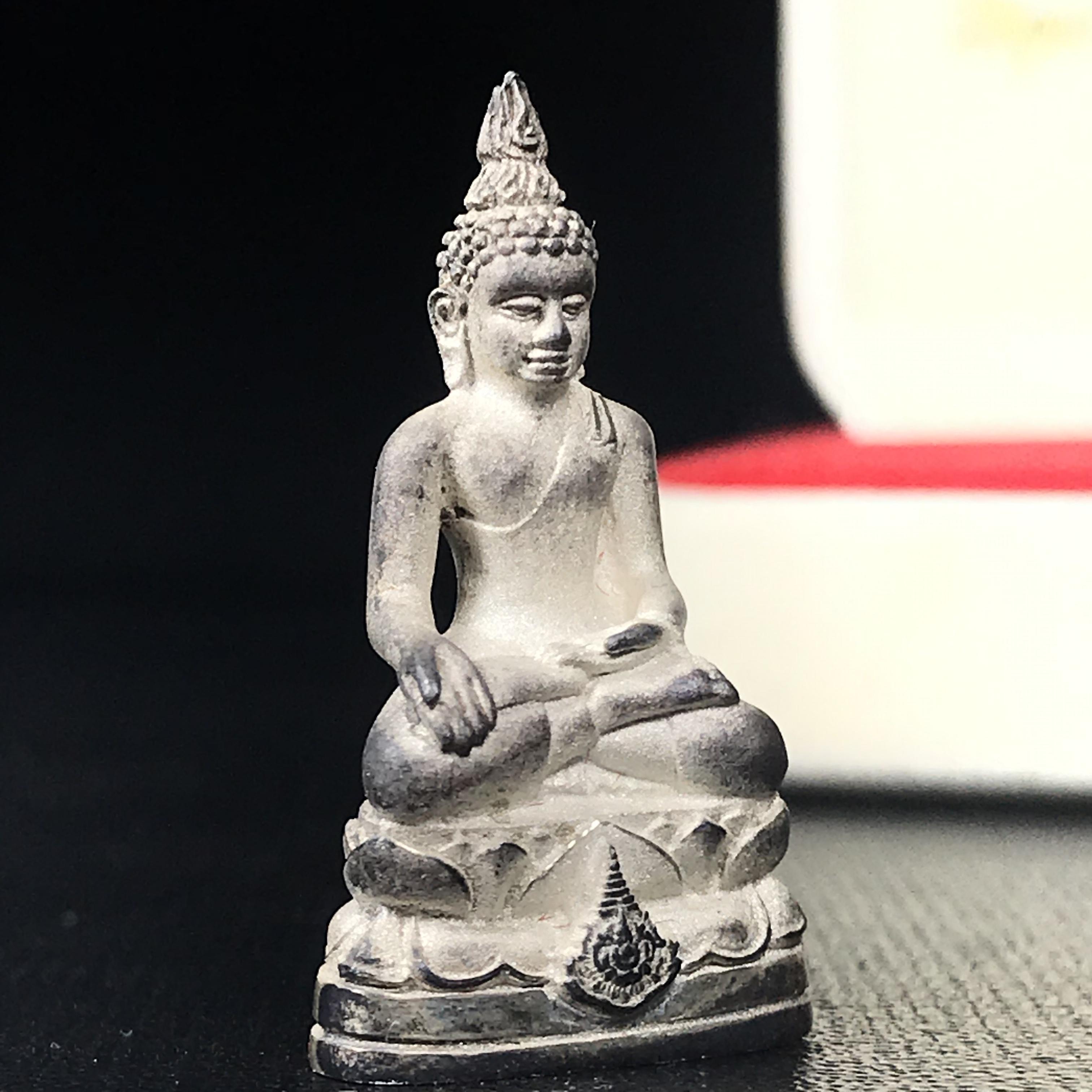 พระไพรีพินาศ รุ่นมหามงคล 72 พรรษา (6 รอบ) ในหลวงรัชกาลที่9 ปี2542 พิมพ์ใหญ่ เนื้อเงินบริสุทธิ์ 99.9% แบบพ่นทรายขัดเงาบางส่วน(สวยครบสมบูรณ์)1 ใน 2000 องค์