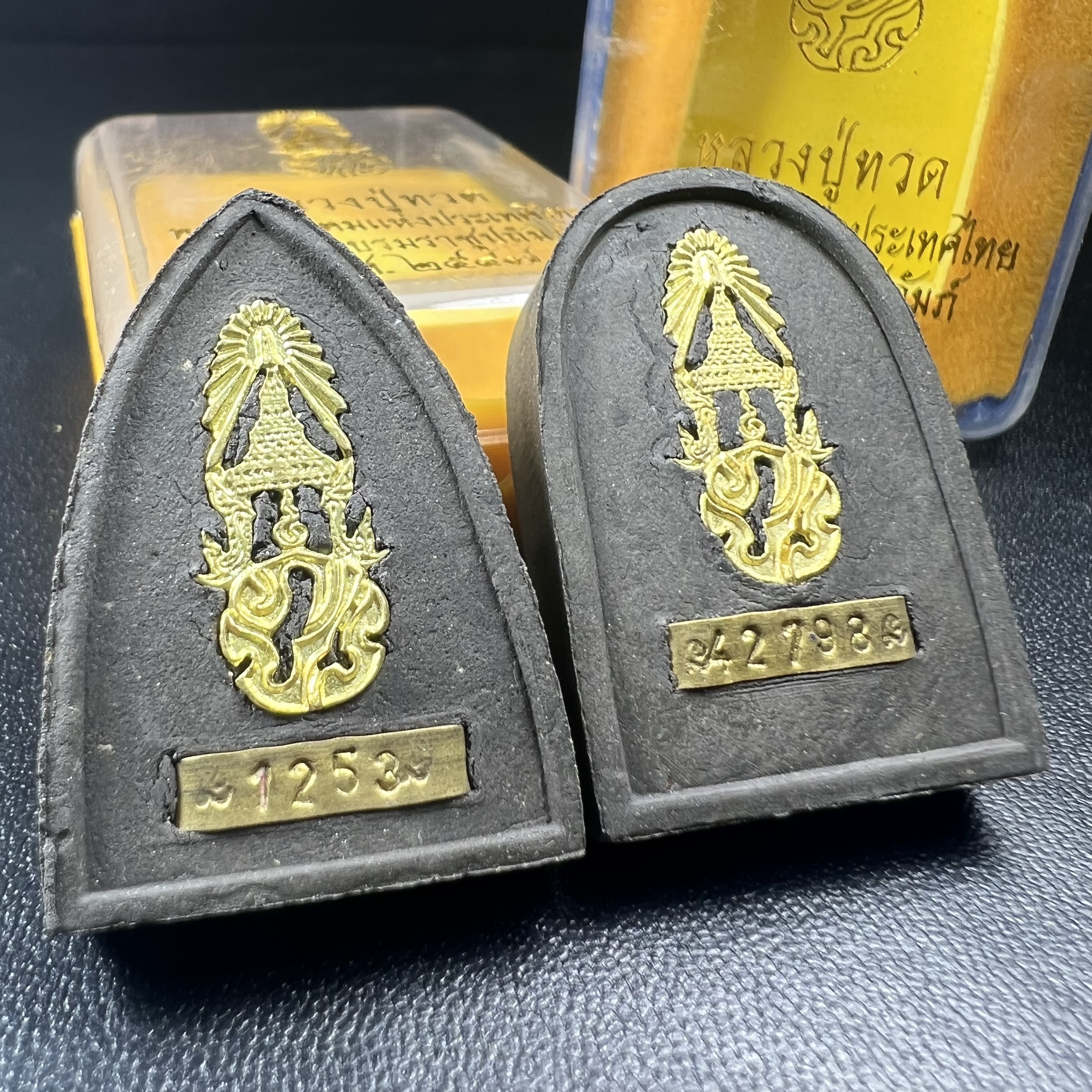 พระหลวงปู่ทวด ภปร.ปี2547 เนื้อว่าน ทรงกลีบบัว (พิมพ์เตารีด)+ทรงกลีบขนุน (พิมพ์พระรอด) (ชนวนเก่า)ด้านหลังมี ภ.ป.ร. เป็นโลหะผสม สูง 3.3 ซม. พร้อมกล่องบรรจุเดิม พิธีใหญ่ มวลสารดี ปลุกเสกวัดพระแก้ว(1ชุด รวม2องค์)