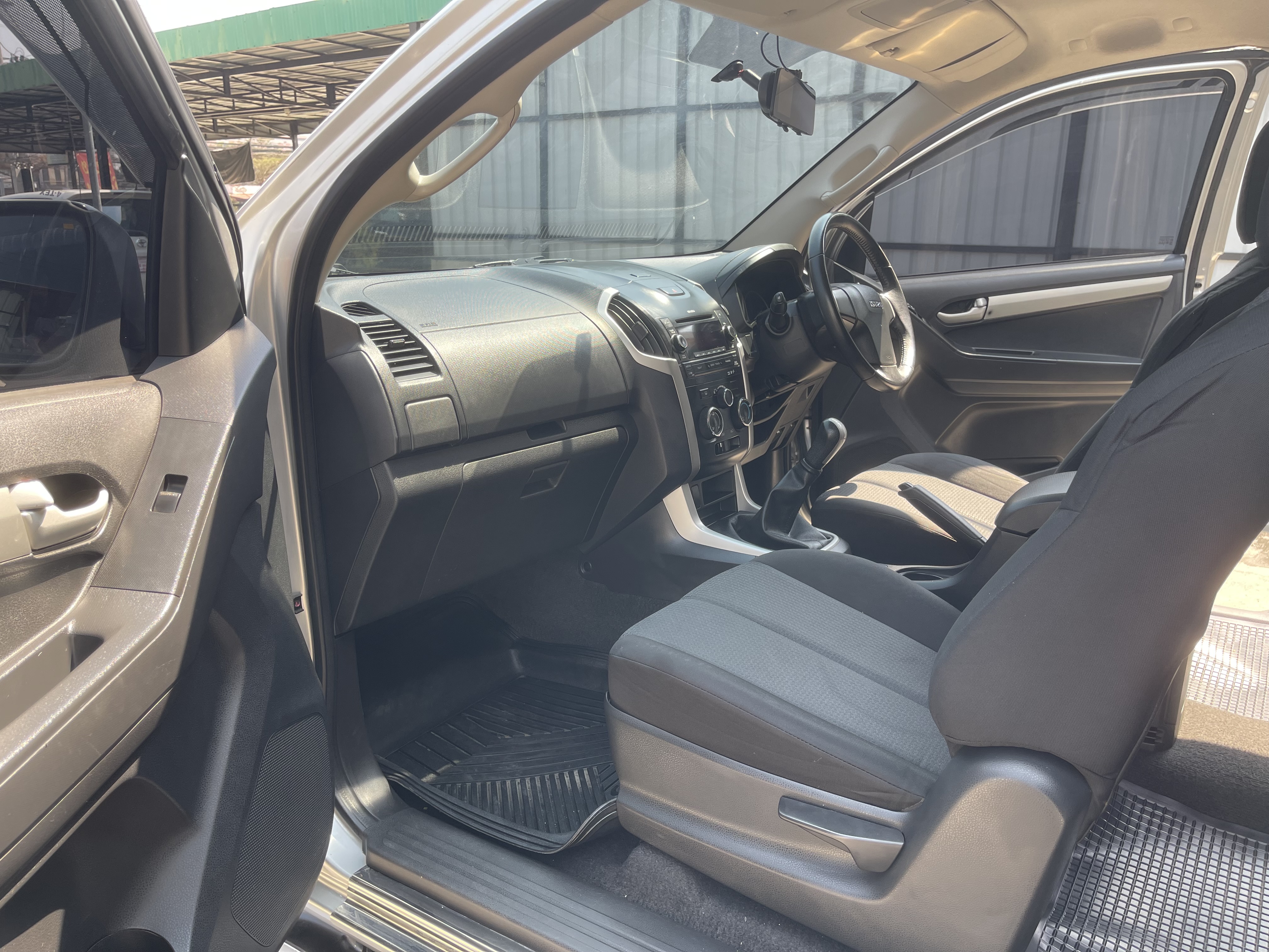 Isuzu Dmax All New Cab Hilander 2.5 Z 2015 เงิน