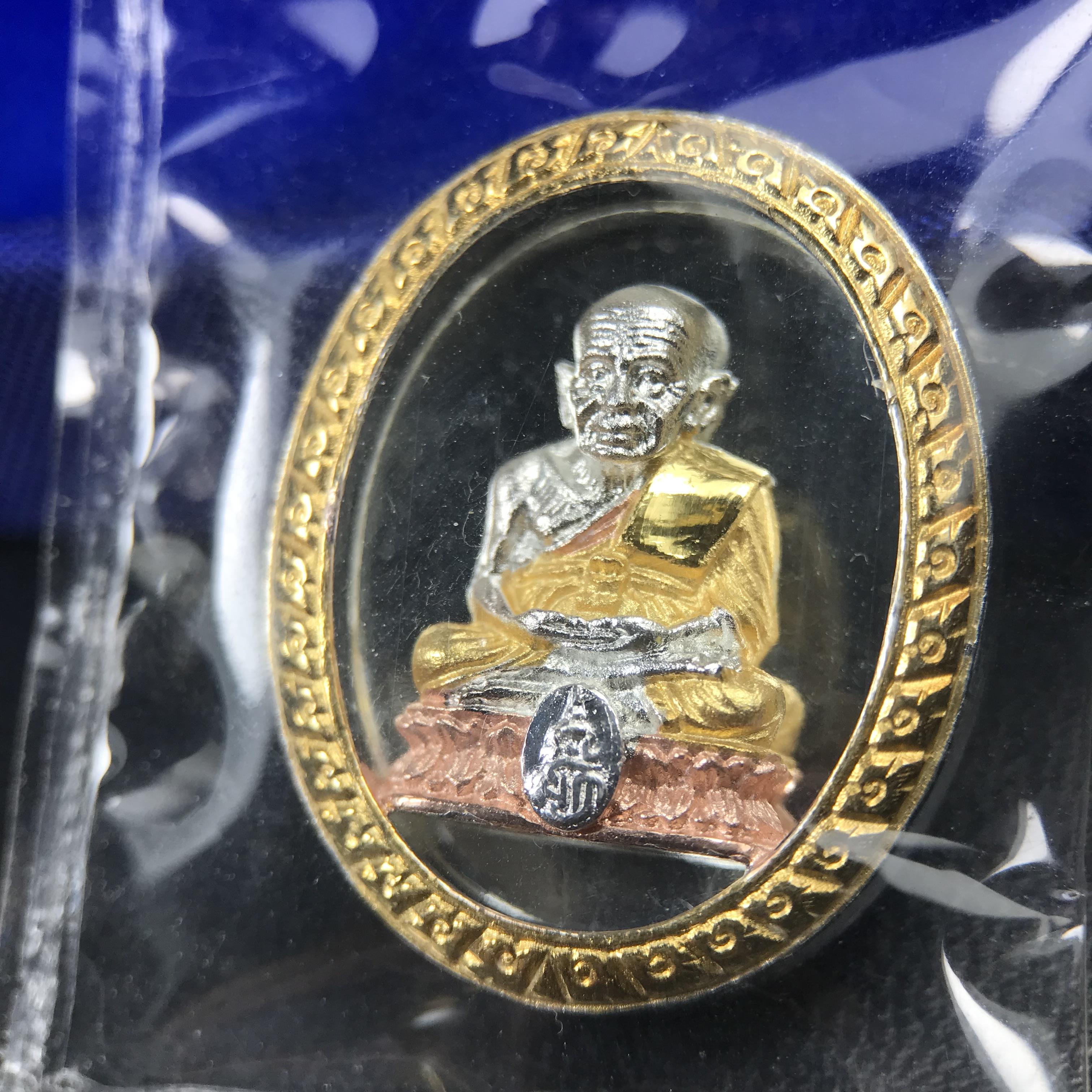 สมเด็จหลวงปู่ทวด วัดช้างให้ รุ่น เฉลิมพระเกียรติ ตราสัญลักษณ์ มวก. พิมพ์รูปไข่เนื้อเงิน-สามกษัตริย์ ปี 2544 พิธีพุทธาภิเษกใหญ่ ณ อุโบสถวัดช้างให้และอุโบสถวัดพระศรีรัตนศาสดาราม ( วัดพระแก้ว )โดยนิมนต์เกจิชื่อดังสายใต้ทั้งหมดจำนวน 108 รูป(องค์หมายเลข 3906)