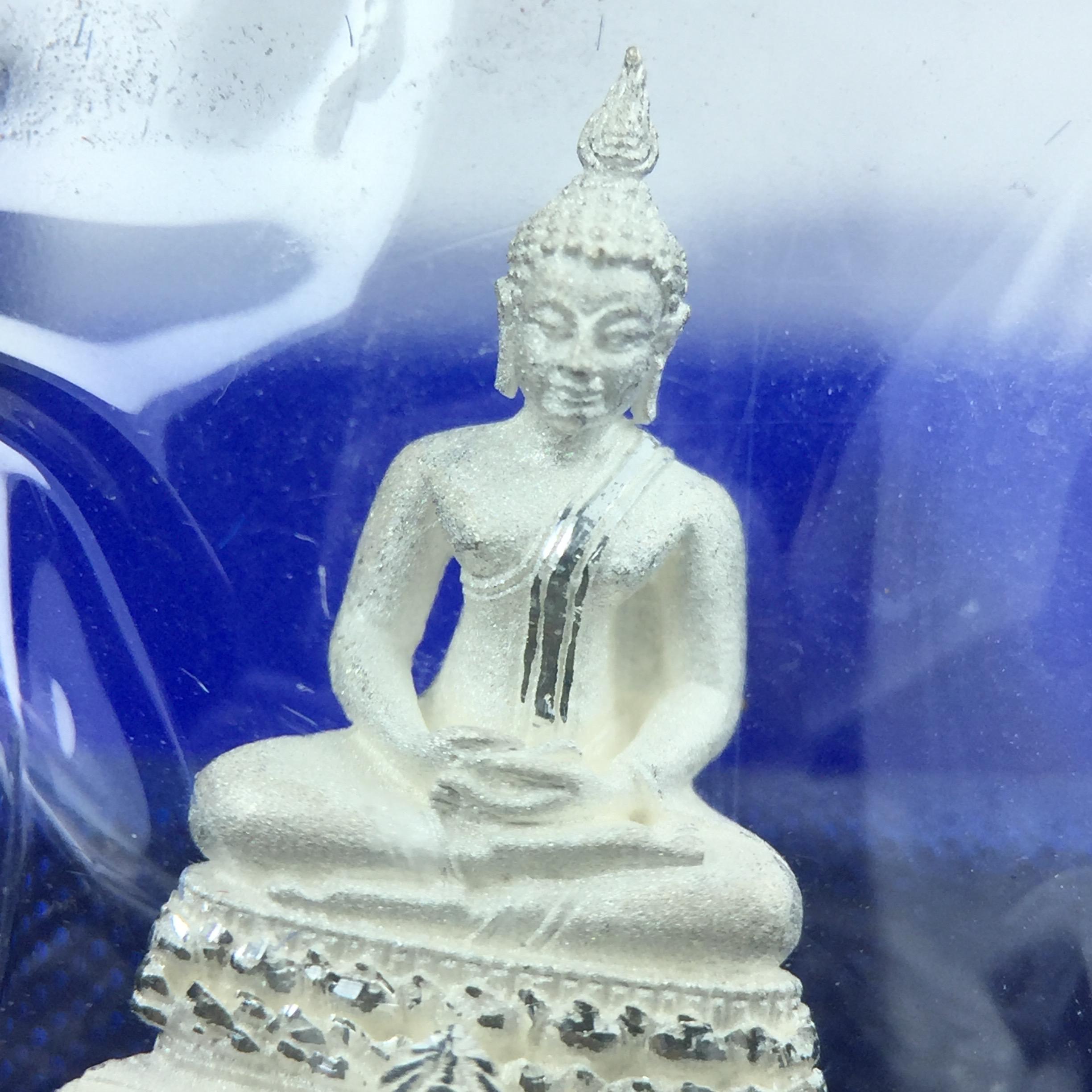 พระชัยวัฒน์พุทธสิหิงค์ ภปร. รุ่นสร้างหอพระธรรมศาสตร์ ปี2542 เนื้อเงิน(ผิวเดิม ซีนซองเดิม กล่องครบสวยสมบูรณ์) มหาพิธี 3วาระอันยิ่งใหญ่(ตอกโค๊ตและหมายเลข)1ใน 10000 องค์