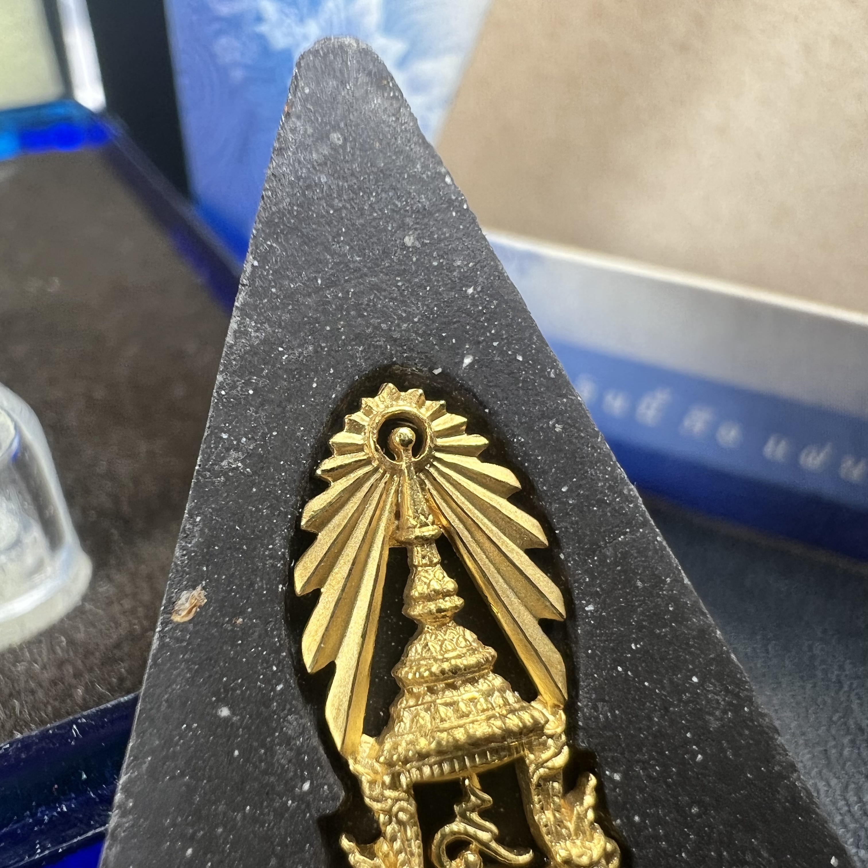 พระพุทธชินราช ภปร. โครงการ เพราะแผ่นดินนี้คือแผ่นดินเกิด ปี2551 เนื้อผง ด้านหน้าปิดทอง หลัง ภ.ป.ร. ทองคำ 80% (นน. 1.6 กรัม) (มวลสารพระราชทานเส้นพระเจ้า (เส้นผม) ของพระบาทสมเด็จพระเจ้าอยู่หัวรัชกาลที่9)(หายาก) 1 ใน 5000 องค์