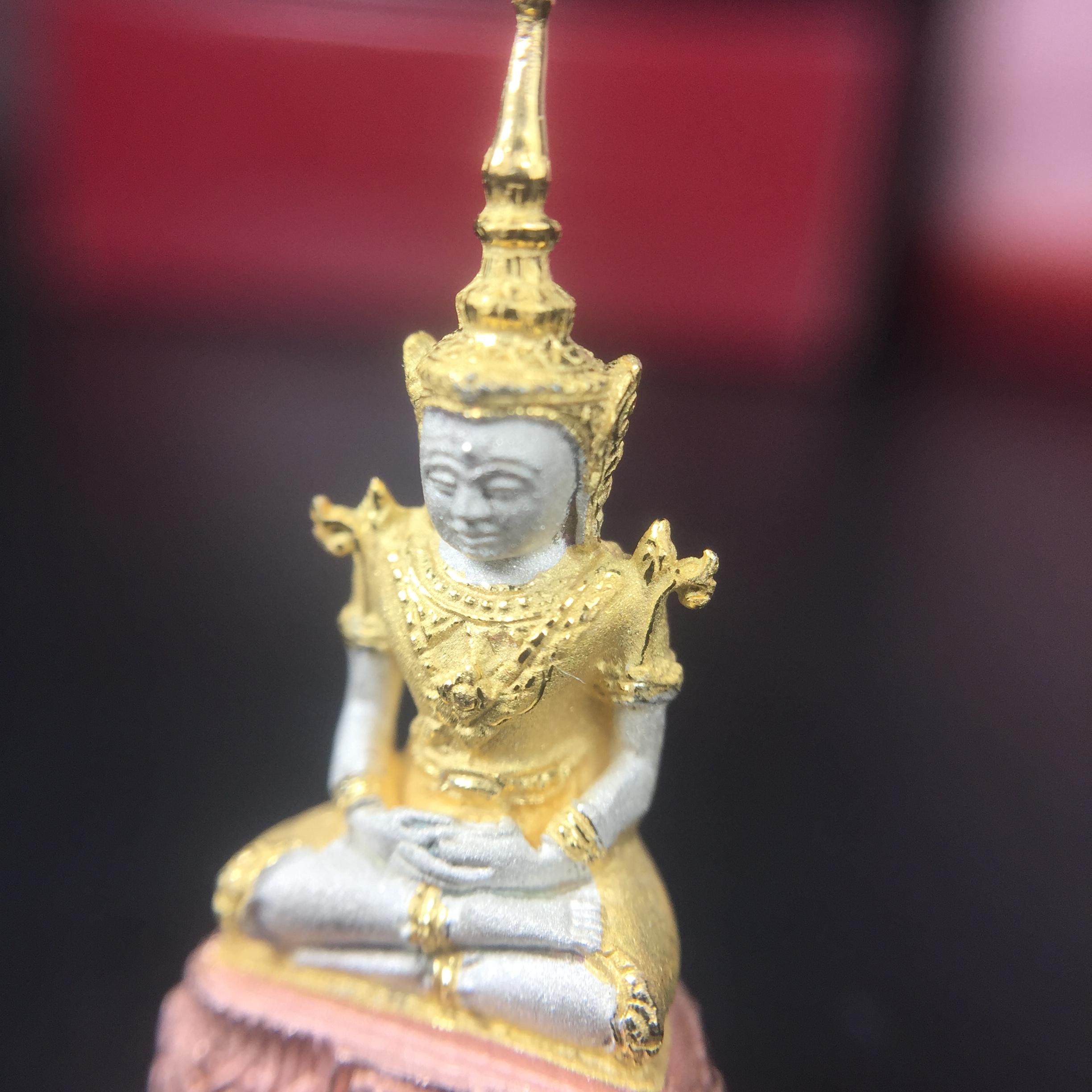 พระแก้วมรกต ภปร.(รุ่นแรก) ปี2545 รุ่นฉลองกรุงรัตนโกสินทร์ครบ 220 ปี เนื้อเงินสามกษัตริย์ พิมพ์เล็ก หล่อลอยองค์