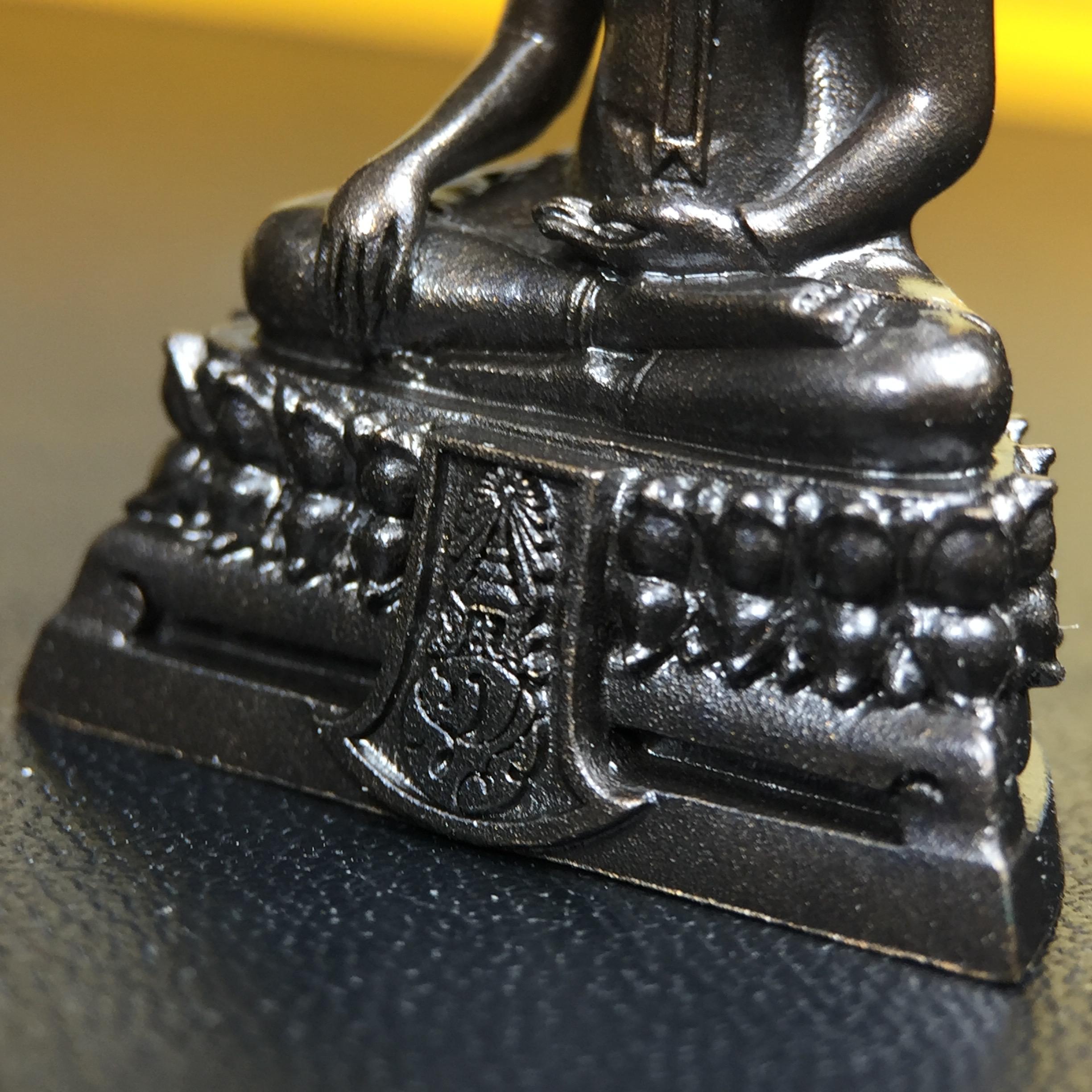 พระพุทธรูปคุ้มเกล้าฯ ภปร.(ใต้ร่มพระบารมี คุ้มเกล้า) 60ปี โรงพยาบาลภูมิพลฯ พ.ศ.2552 เนื้อนวโลหะ รมดำ(พิมพ์ใหญ่ขนาด 35.5*24 มม.)สภาพสวยเดิมพร้อมกล่องบรรจุเดิม ตอกโค๊ดหมายเลขกำกับ