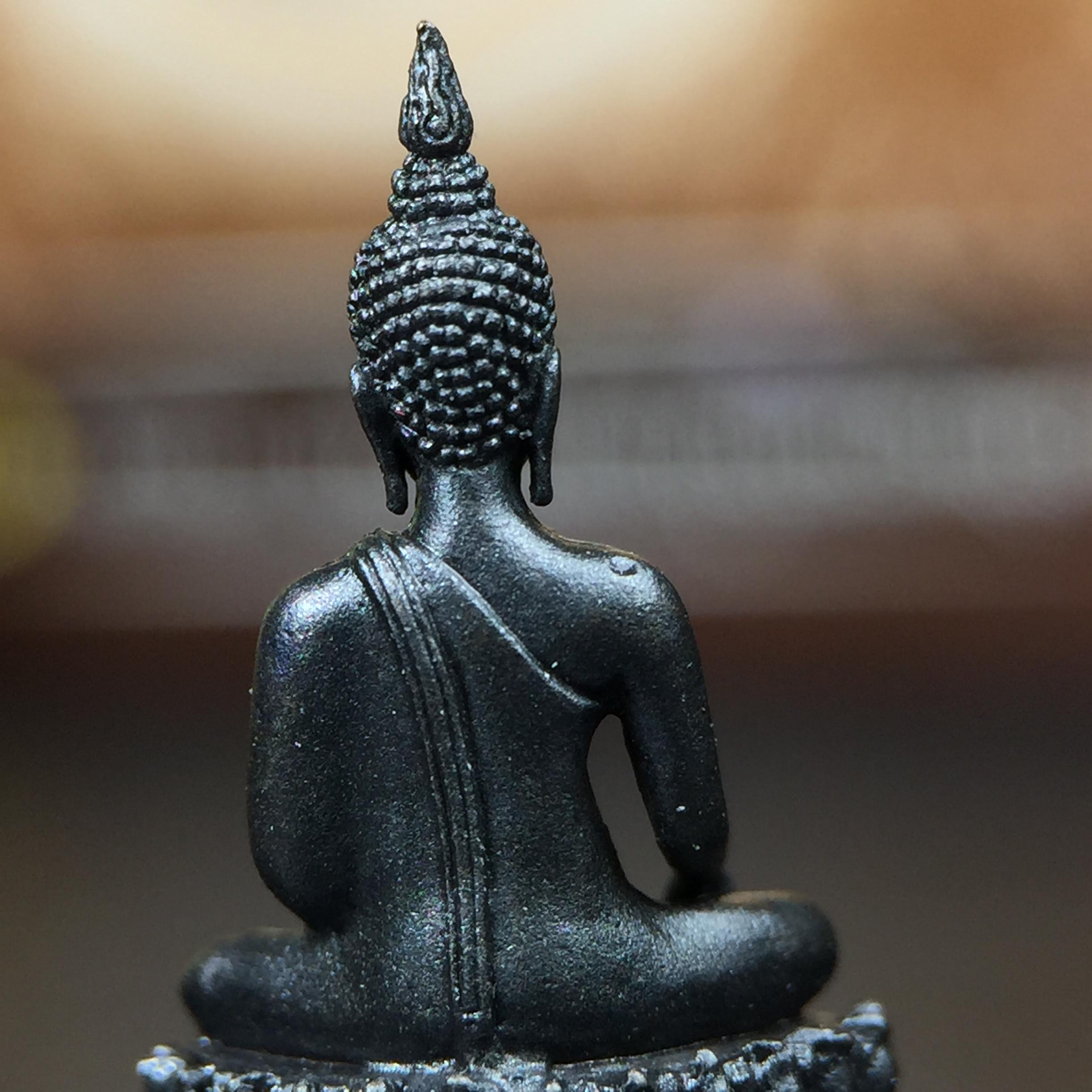 พระพุทธรูปคุ้มเกล้า ภปร. มหามงคล 80พรรษา “รุ่นเย็นศิระเพราะพระบริบาล 80พรรษา มหากษัตริย์คู่แผ่นดินสยาม” เนื้อนวโลหะรมดำ พิมพ์เล็ก ขนาด 10*21 มม.(โลหะชนวนพระ ภ.ป.ร.2508 และผงตะไบพระกริ่งปวเรศ 2530 มาร่วมในการจัดสร้างด้วย)