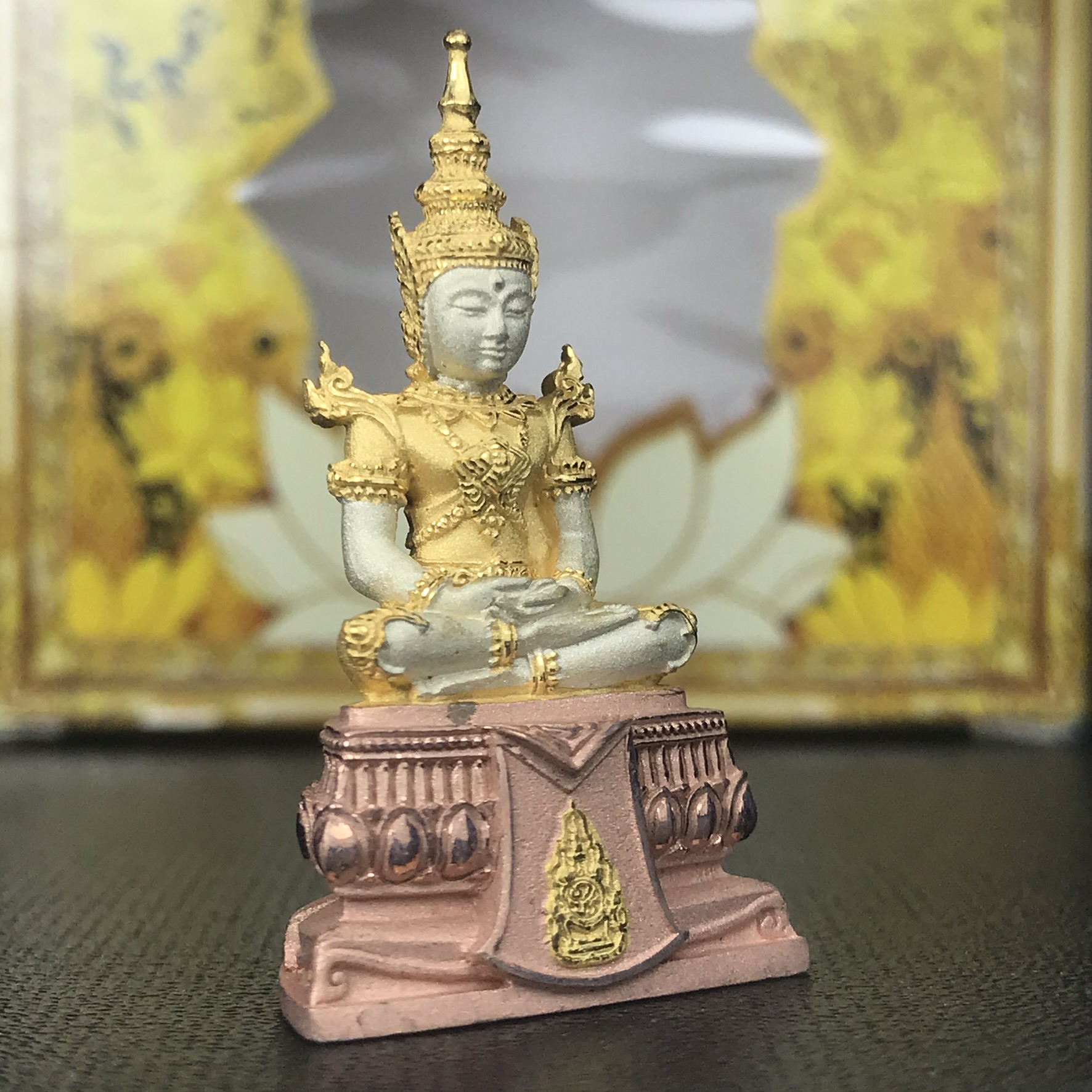 พระแก้วมรกต(จำลอง)ลอยองค์ ขนาดหน้าตัก 1/2 นิ้ว ทรงเครื่องฤดูร้อน เนื้อเงินสามกษัตริย์ ตราสัญลักษณ์ฉลองสิริราชสมบัติ ครบ 60 ปี พ.ศ.2549(สภาพสวย ครบ สมบูรณ์)