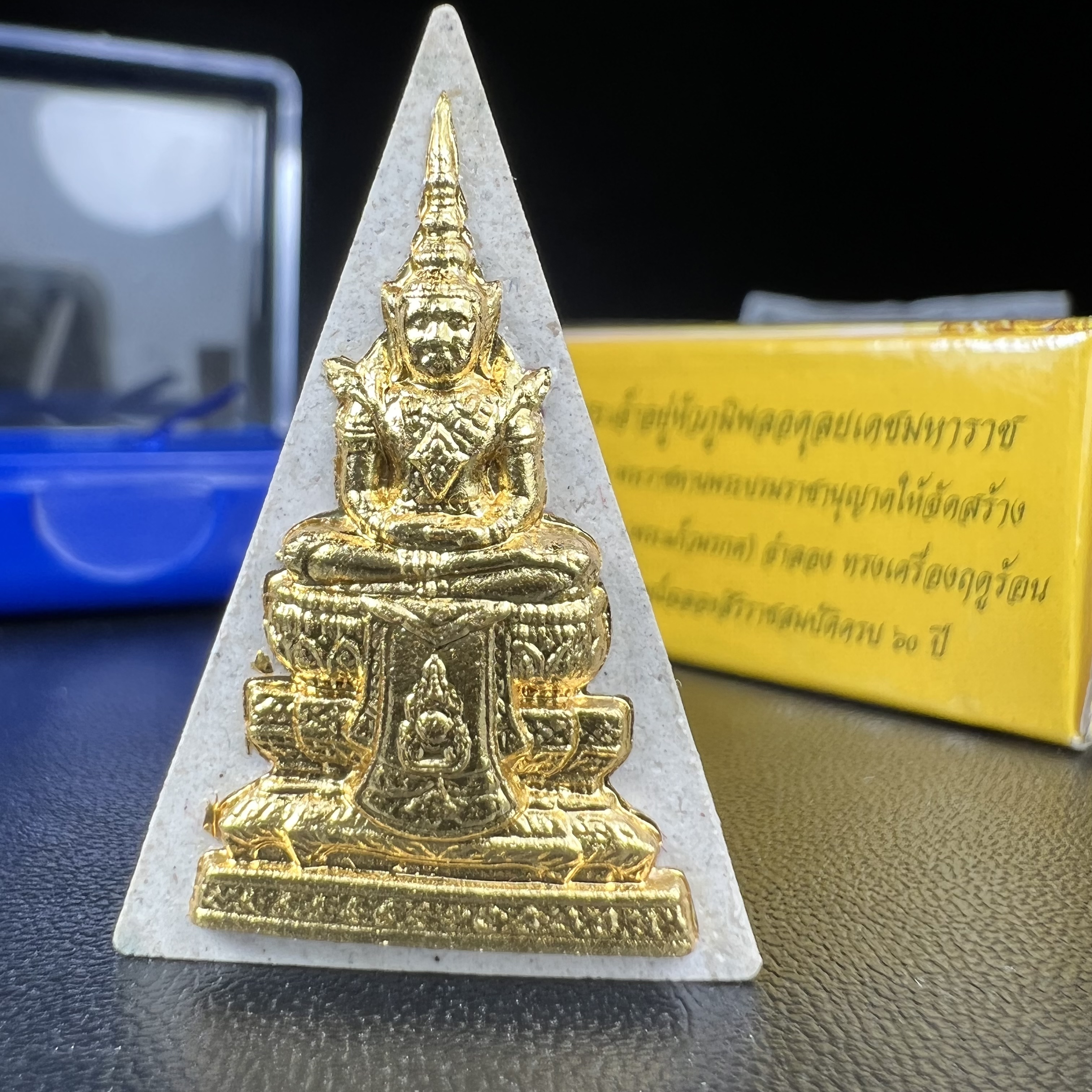 พระแก้วมรกต(จำลอง)ทรงเครื่องฤดูร้อน พระผงบูชา ด้านหน้าปิดทอง ด้านหลังตราสัญลักษณ์ฉลองสิริราชสมบัติครบ 60ปี เนื้อเงิน(รุ่นนี้ได้พระราชทานเส้นพระเจ้า(เส้นผม)รัชกาลที่9ในการจัดสร้าง)