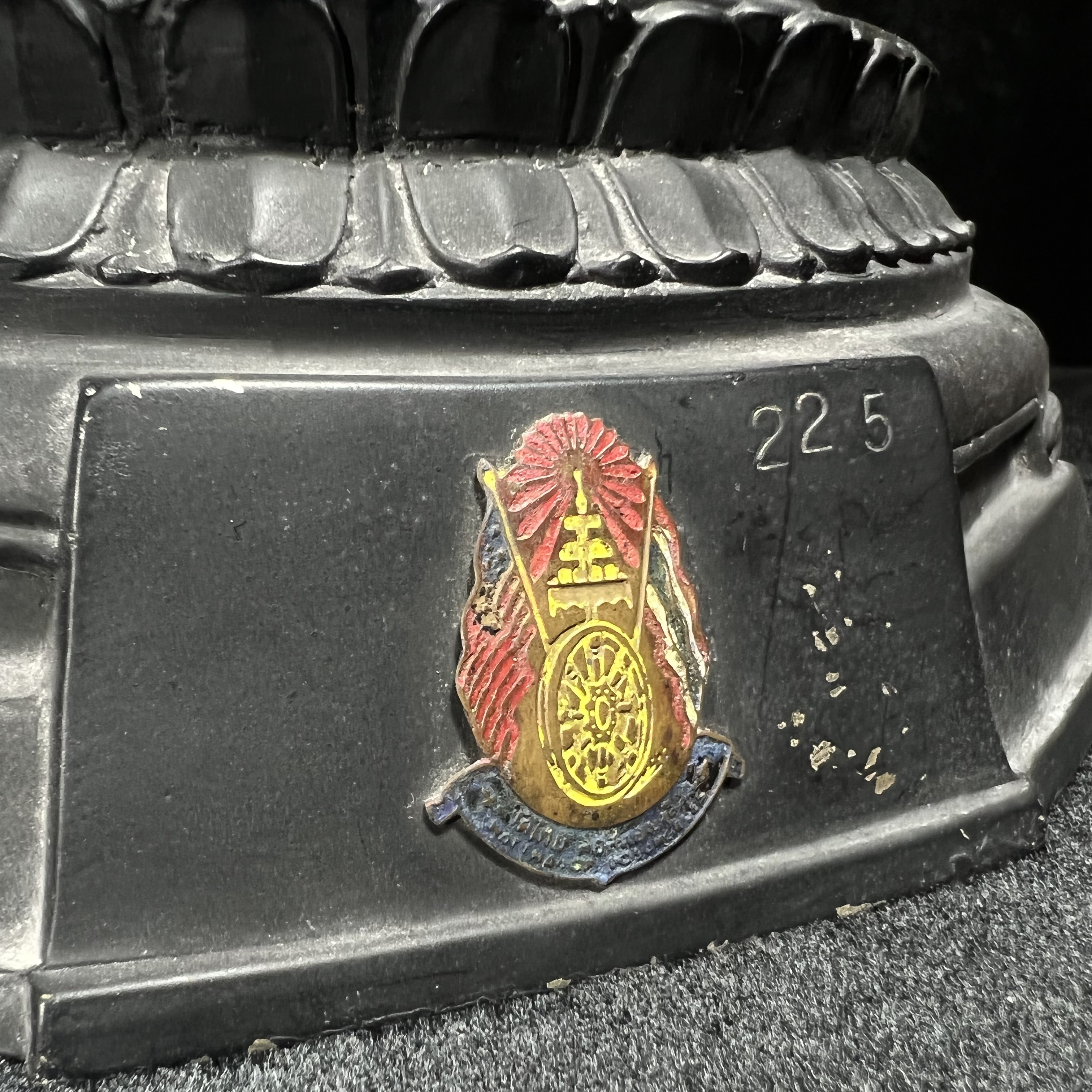 พระพุทธนรเทพศาสดา ทิพยนคราภิมงคลสถิต วัดไทยลอสแองเจลิส สหรัฐอเมริกา ฐาน ภปร. ปี 2522 หน้าตัก 5 นิ้ว เนื้อโลหะรมดำ (อีกหนึ่งพระพุทธ ชุด ภปร.ที่พบเจอและหายาก)ในหลวงรัชกาลที่ 9 เสด็จเททองหมายเลข 225(ผลรวมได้ 9 เลขมหามงคลเจริญก้าวหน้าในทุกด้าน) 1 ใน 2523 องค์