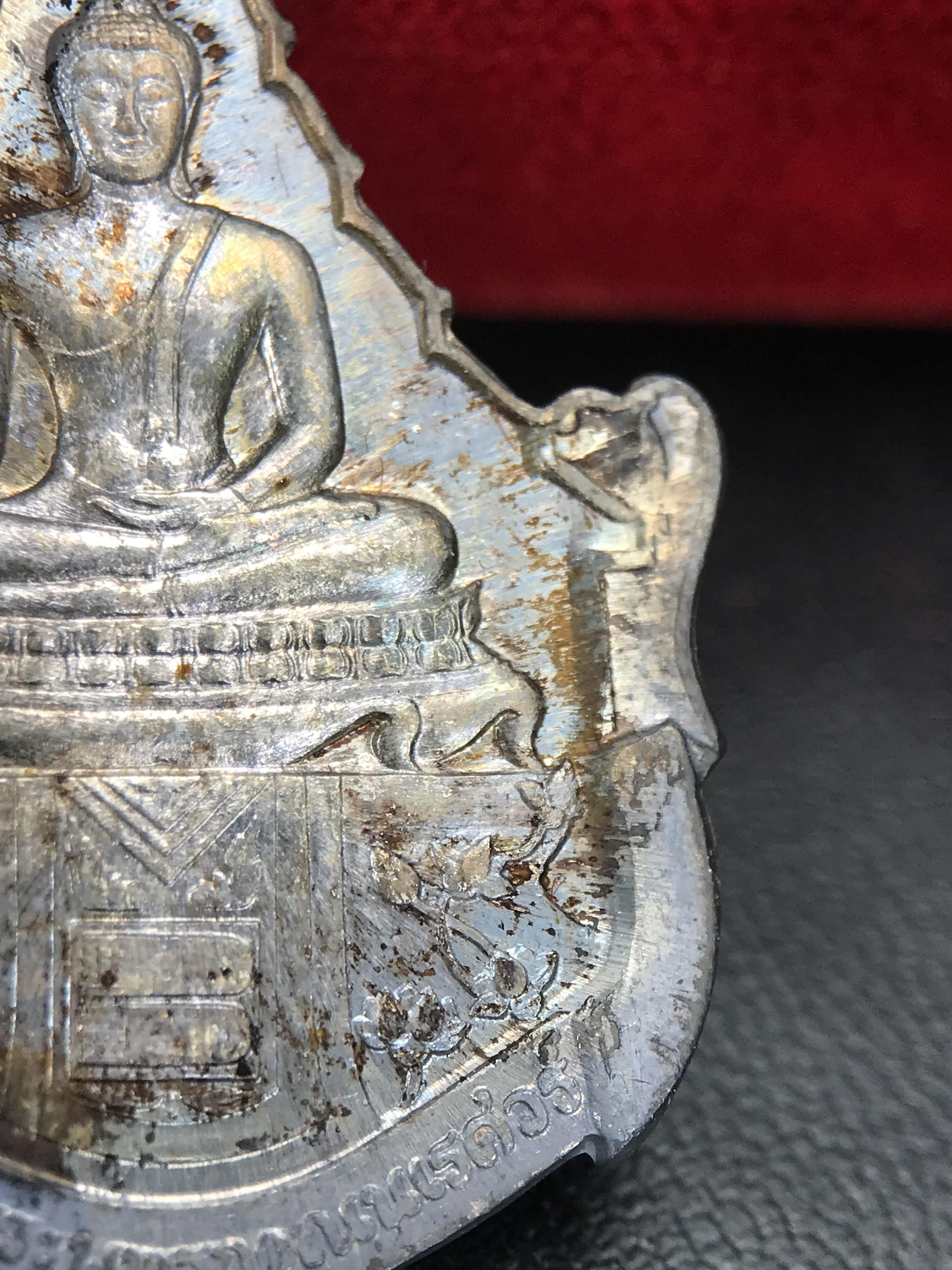 เหรียญพระพุทธญาณนเรศวร์ รุ่นแรก หลังพระปรมาภิไธย ภปร.และ สก.วัดญาณสังวราราม จ.ชลบุรี ปี 2527 เนื้อเงิน(ผิวเดิม ขึ้นรุ้งผิวน้ำทองกระจายทั่วเหรียญสวยมาก)ขนาด 2.3 x 3.8 ซม. พร้อมกล่องเดิม สมเด็จพระญาณสังวร ประธานในพิธีมหาพุทธาภิเษก(เนื้อเงินพบเจอน้อย หายาก)