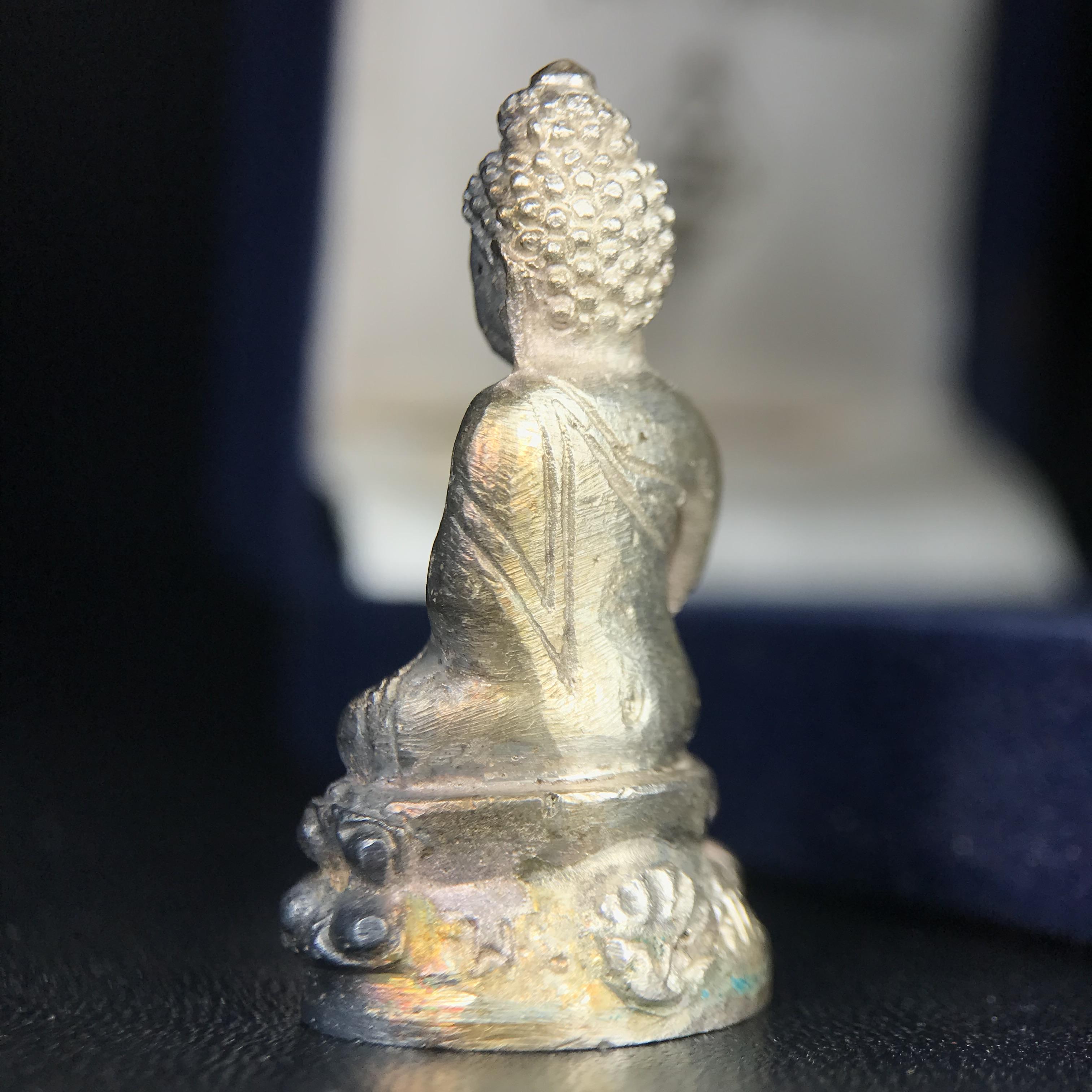 พระกริ่งศาสดา ภปร. วัดบวรนิเวศวิหาร ปี 2532 จัดสร้างในโอกาสสองทศวรรษรามาธิบดี เพื่อศูนย์การแพทย์สิริกิติ์ เนื้อเงิน(ผิวเดิมสวยงาม) (พิธีใหญ่ มวลสารมงคล สวยงามเข้มขลัง)สมเด็จพระญาณสังวร สมเด็จพระสังฆราชฯเสด็จเททอง***ตอกโค๊ตหมายเลข ๑๙๙๔***