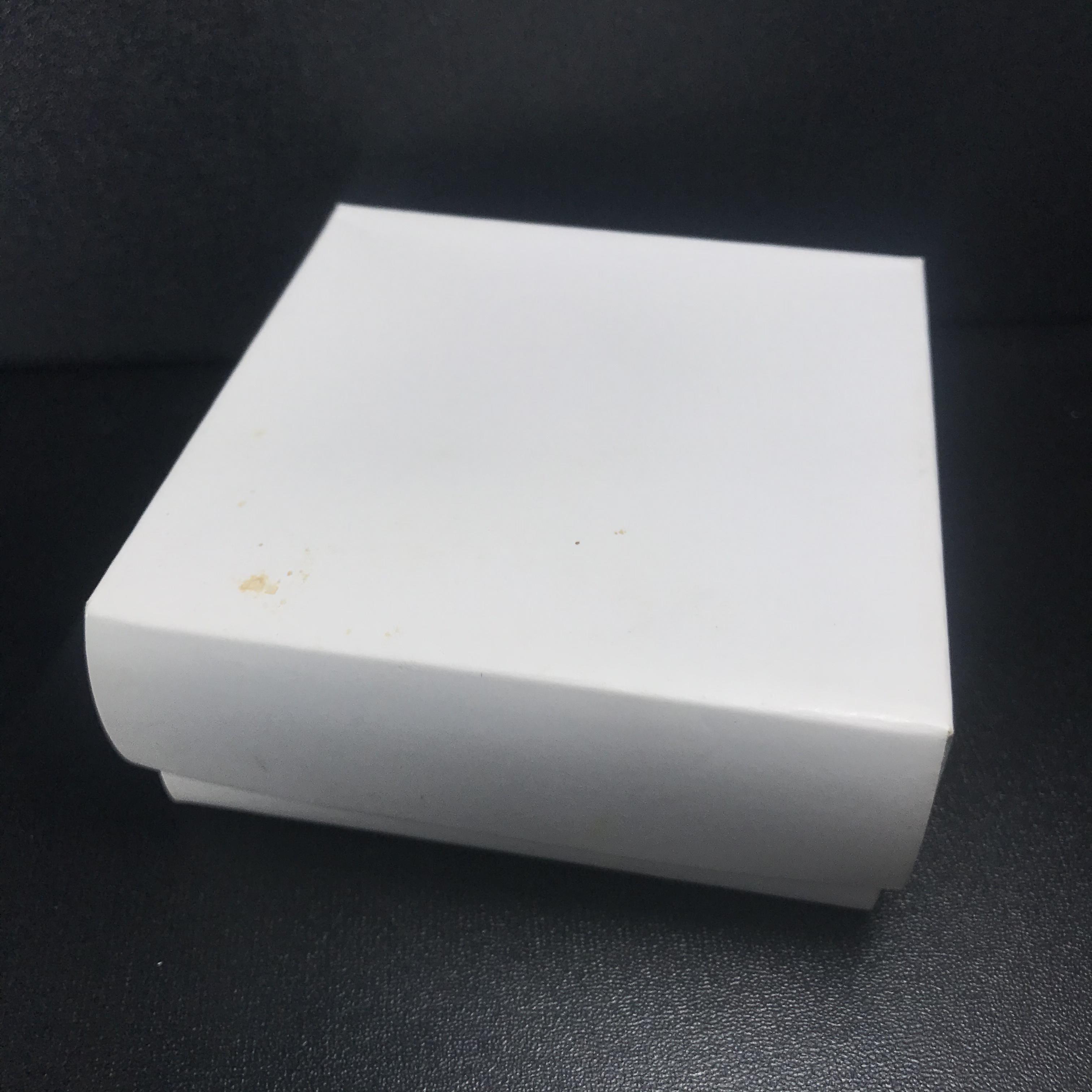 พระนิรันตรายสองกษัตริย์ มหาพุทธานุภาพแห่งแผ่นดิน ปี2552 "พระผู้ปกป้องคุ้มครองจากภัยอันตรายทั้งปวง" พระผงพิมพ์สมเด็จหน้าปัดทอง สีดำด้านหลังฝังนวโลหะชุบนาก เชิญอักษรพระปรมาภิไธยสองกษัตริย์(จปร.และ วปร.) พร้อมกล่องบรรจุเดิมครบชุด