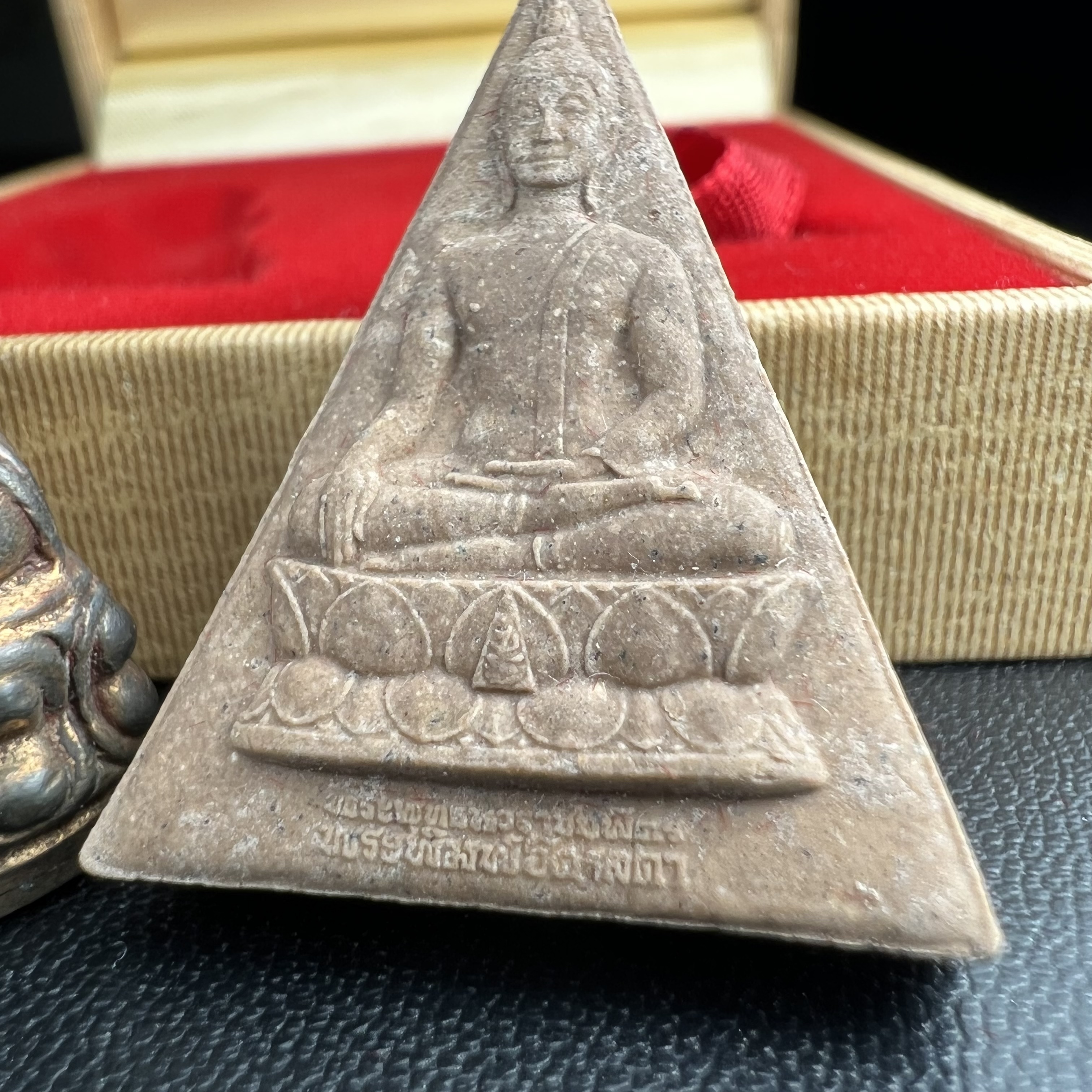 พระกริ่งเจริญโภคทรัพย์ พระพิมพ์จิตรลดา ที่ระลึกโครงการหลวง ปี 2539 ฉลองครองราชสมบัติครบ 50 ปี รัชกาลที่ 9 ตรากาญจนาภิเษกทองคำ(เนื้อทองคำแท้)(ชุดกรรมการหายาก)(1ใน1999ชุด)