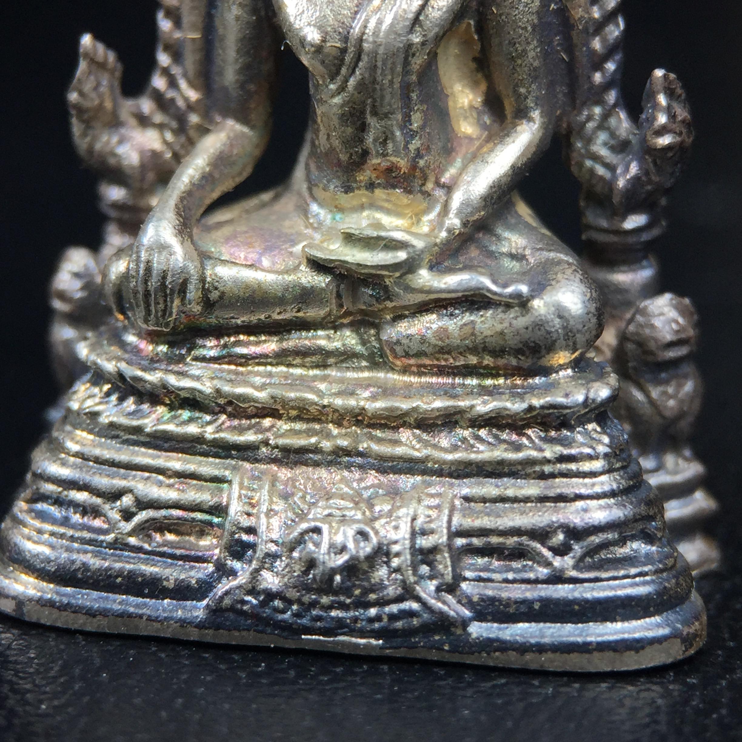 พระกริ่งพระพุทธชินราช มวก. วัดเบญจมบพิตร ปี 2519(รุ่นพิเศษ รุ่นแรก รุ่นเดียว)เนื้อเงิน(สภาพสวยผิวเดิมติดรุ้งผิวขึ้นน้ำทองสวยมีเสน่ห์ตามกาลเวลา)(ในหลวงรัชกาลที่9และสมเด็จพระราชินีเสด็จฯเททอง)(พิธีใหญ่ เกจิอาจารย์ในยุคยอดนิยมร่วมปลุกเสก) (องค์หมายเลข ๒๕๓๐)