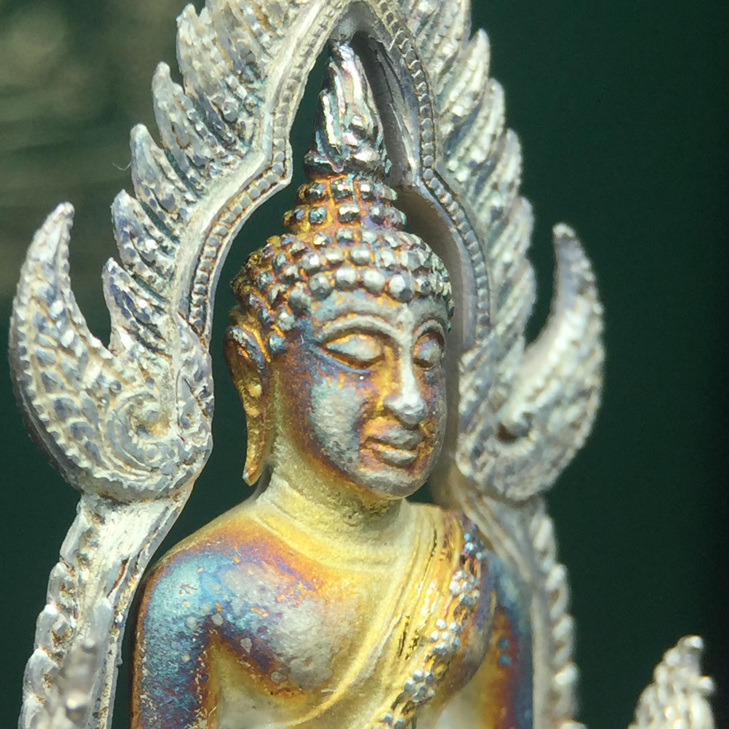 พระพุทธชินราช รุ่นมหาลาภ พิธีพุทธาภิเษกวัดพระศรีรัตนมหาธาตุวรมหาวิหาร จ.พิษณุโลก ปี 2540 เนื้อเงินบริสุทธิ์ 99.9% (นวลเงา)(สภาพผิวเดิมขึ้นสีรุ้ง สวยมากๆเสน่ห์พระเนื้อเงิน สีสันที่ธรรมชาติสรรค์สร้าง) พร้อมกล่องบรรจุเดิม (องค์หมายเลข 11411)(เลขกระจก)นิยม