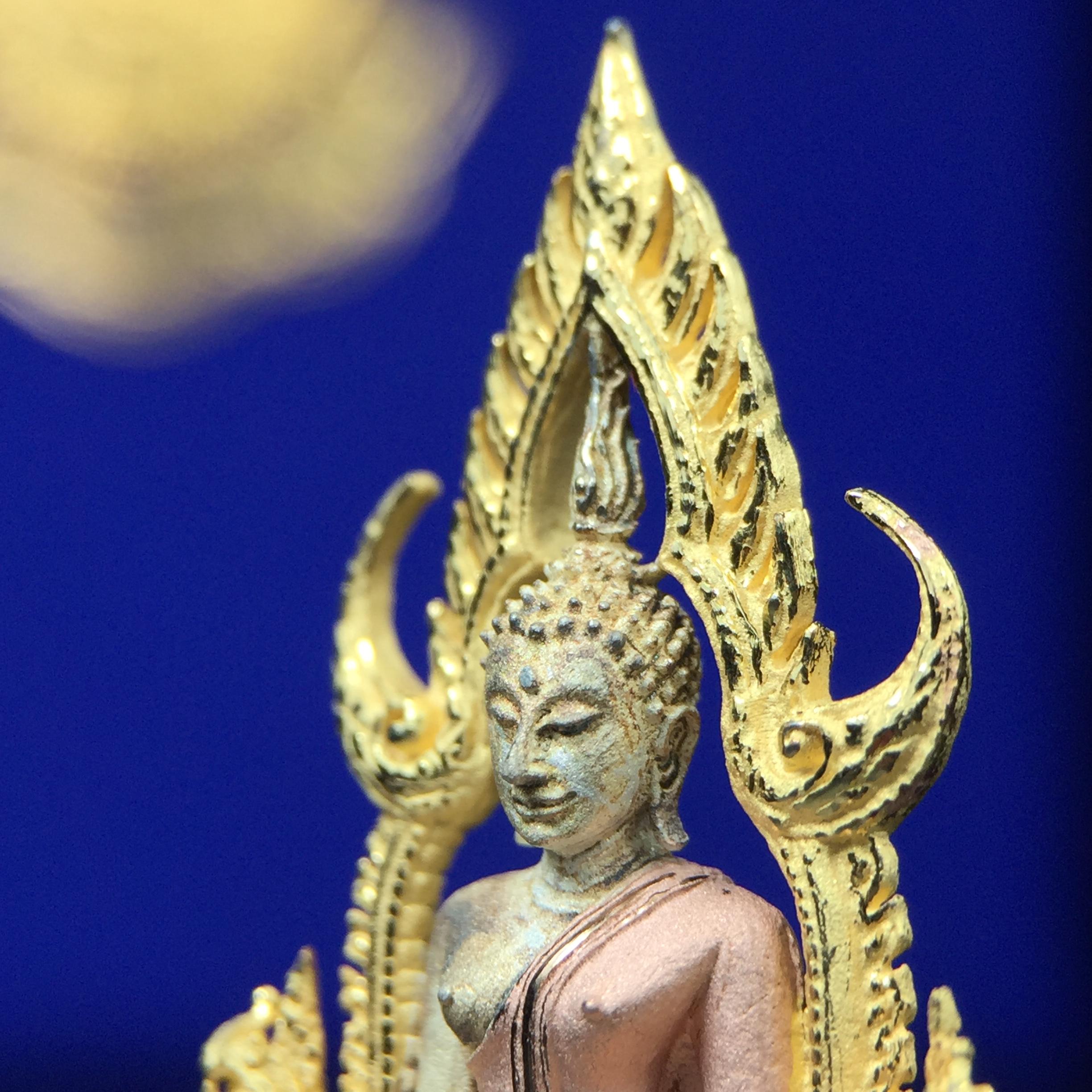 พระพุทธชินราช ภปร. ในวโรกาสพระราชพิธีมหามงคล เฉลิมพระชนมายุ6รอบ 5ธันวาคม2542 มูลนิธิพิทักษ์ดวงตาประชาชน จัดสร้าง เนื้อเงินบริสุทธิ์ 99.9% แบบสามกษัตริย์ขัดเงาบางส่วน พิมพ์ใหญ่ ขนาดสูง 3.4 ซม. พร้อมกล่องบรรจุเดิม