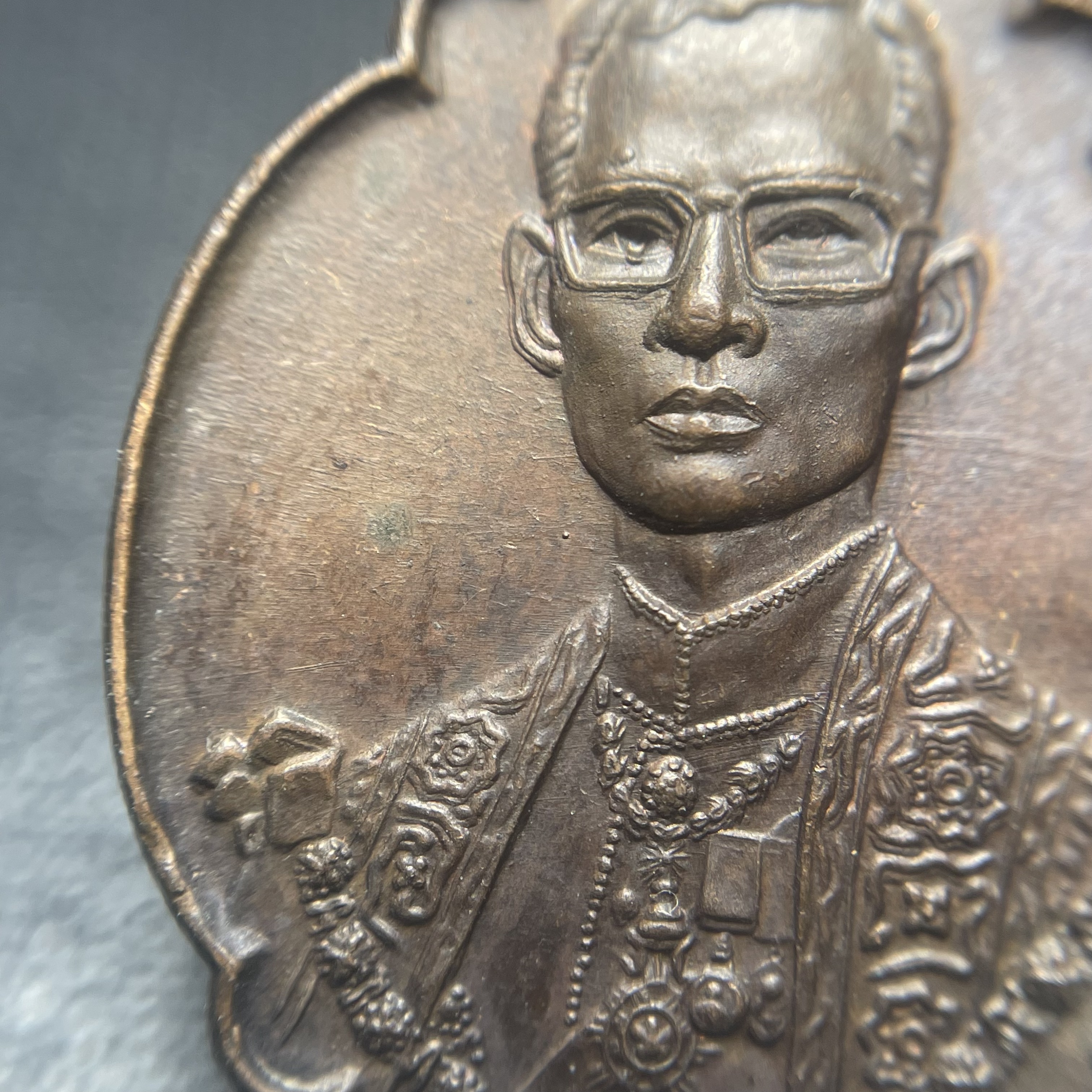 เหรียญ ร.9 ทรงเฉลิมพระชนมพรรษาครบ 4 รอบ ปี2518 (เนื้อทองแดงบล็อกวงเดือนล่างหายากนิยมที่สุดในรุ่น)(พิธีใหญ่)(รุ่นยอดนิยม เหรียญหลักที่ต้องมี เกจิดังในยุคร่วมปลุกเสก)