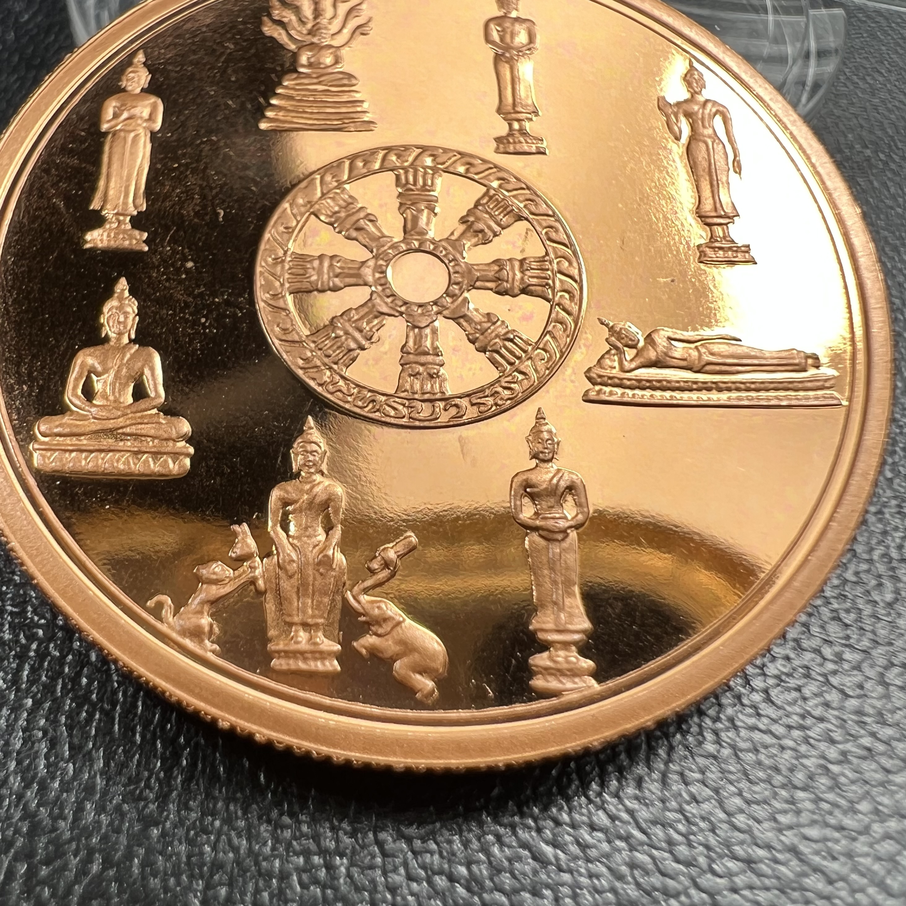 เหรียญพระแก้วมรกต พระพุทธชินราช พระพุทธโสธร รุ่นพุทธบารมี ปี 2540 เนื้อทองแดงขัดเงา พิธีพุทธาภิเษก 2 พิธี มหามงคล (พระพุทธคู่บ้านคู่เมือง รูปแบบเหรียญสวยงดงามมาก พิธีใหญ่ เป็นที่นิยม)