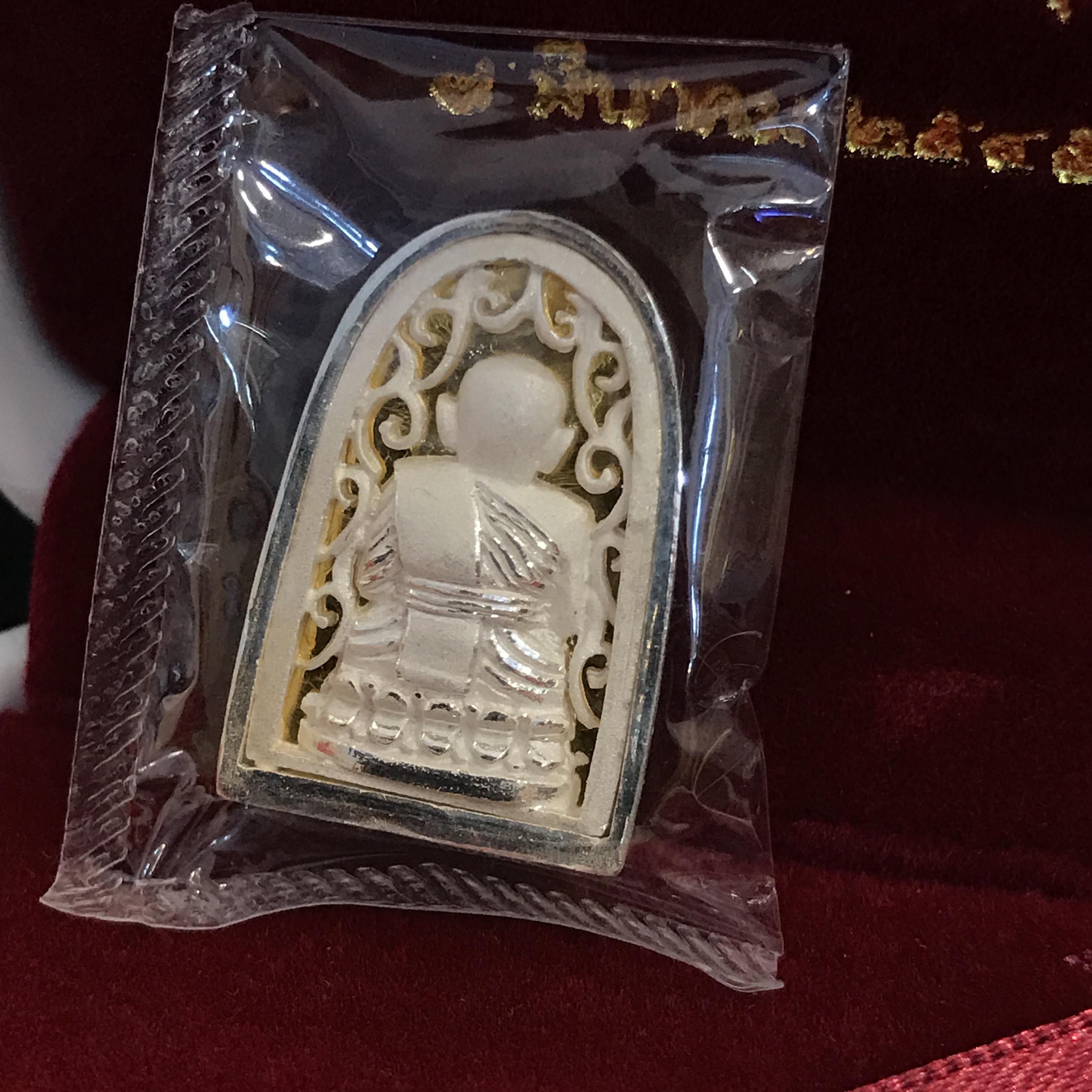 เหรียญหลวงปู่ทวด เนื้อเงินพิมพ์ทรงพระรอดฉลุลายสวยงาม ตอกโค๊ตมีหมายเลข รุ่น มงคลบารมี วัดประสาทบุญญาวาส ปี 2545