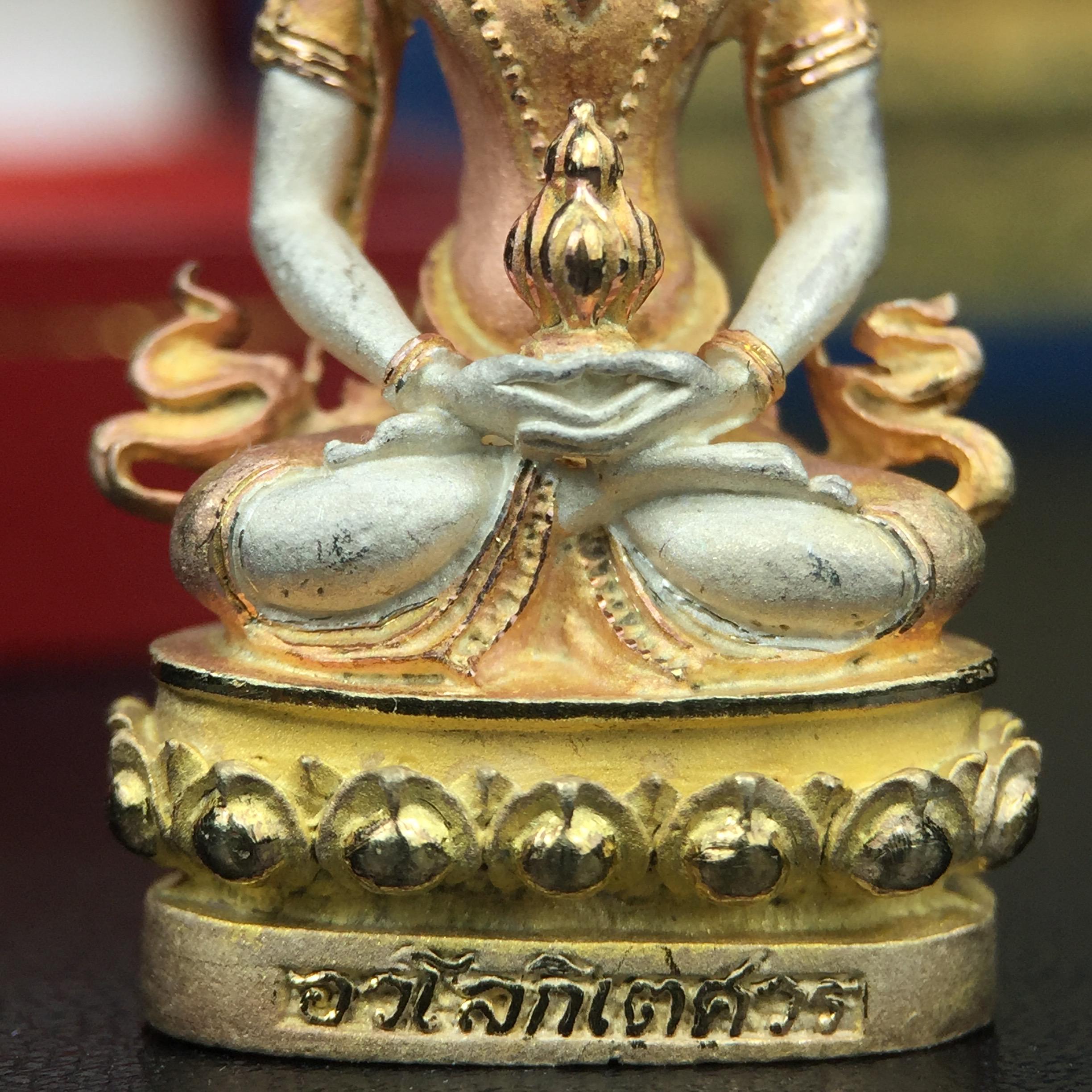 พระกริ่งอวโลกิเตศวร ( เจ้าแม่กวนอิม ) วัดโพธิ์แมนคุณาราม เนื้อเงิน 3 กษัตริย์ พ่นทราย รุ่นอุดมโภคทรัพย์ พ.ศ.2539(พร้อมกล่องบรรจุการ์ดใบรับรองเดิมครบ) (อีกหนึ่งรุ่นยอดนิยม พุทธศิลป์สวยงดงาม)